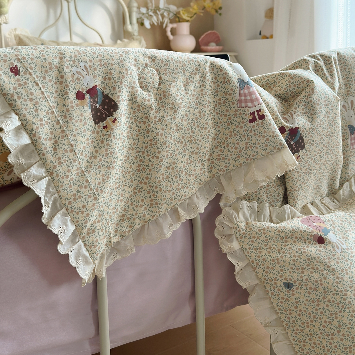 91家纺网 家纺一手货源 找家纺 绫韵家纺 2026新品夏季韩式浪漫小花边空调被夏被薄被子套件系列 百丽兔