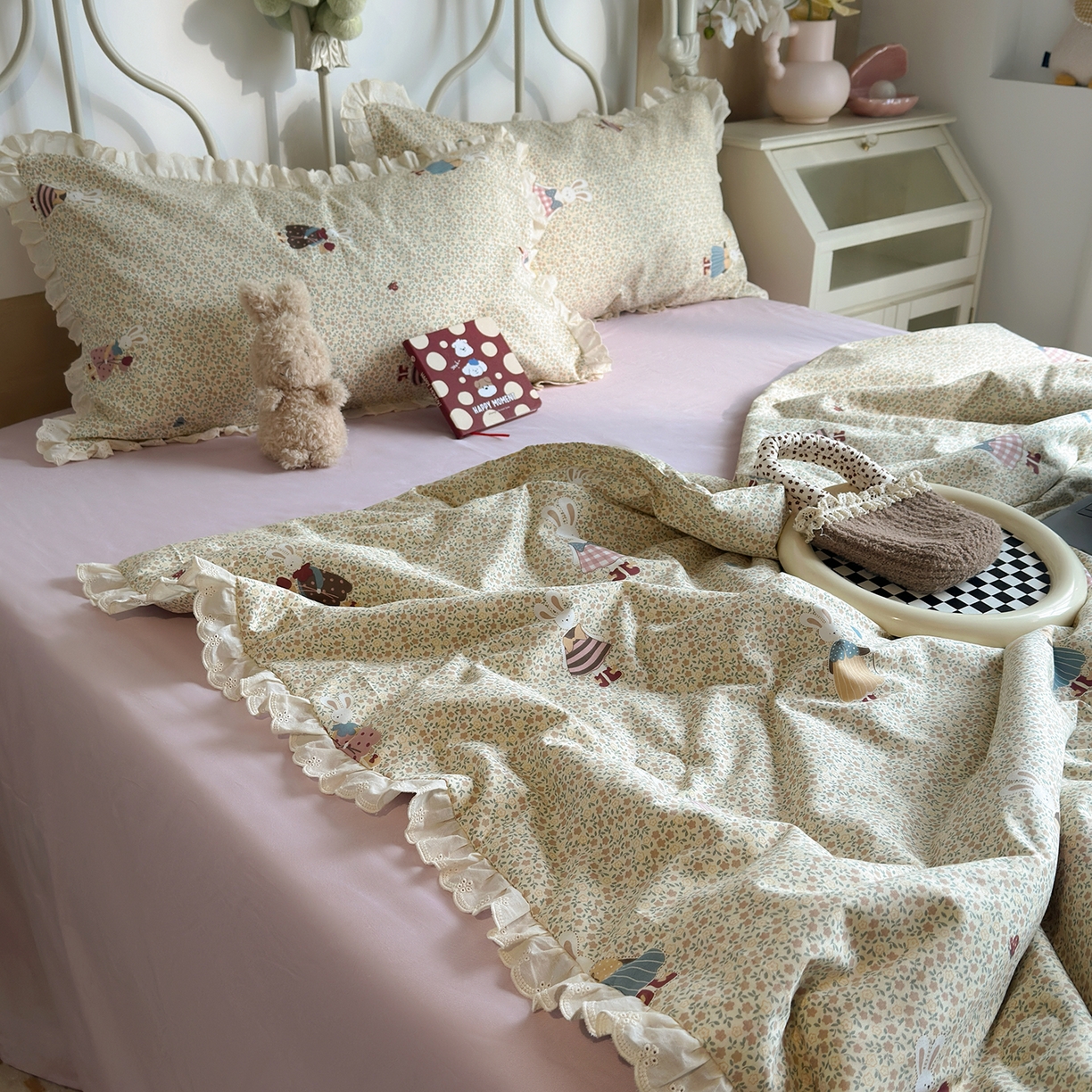 91家纺网 家纺一手货源 找家纺 绫韵家纺 2026新品夏季韩式浪漫小花边空调被夏被薄被子套件系列 百丽兔