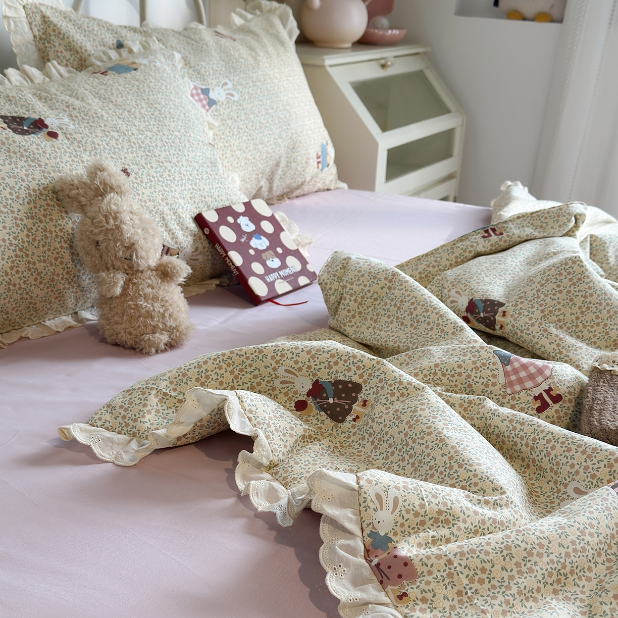 91家纺网 家纺一手货源 找家纺 绫韵家纺 2026新品夏季韩式浪漫小花边空调被夏被薄被子套件系列 百丽兔