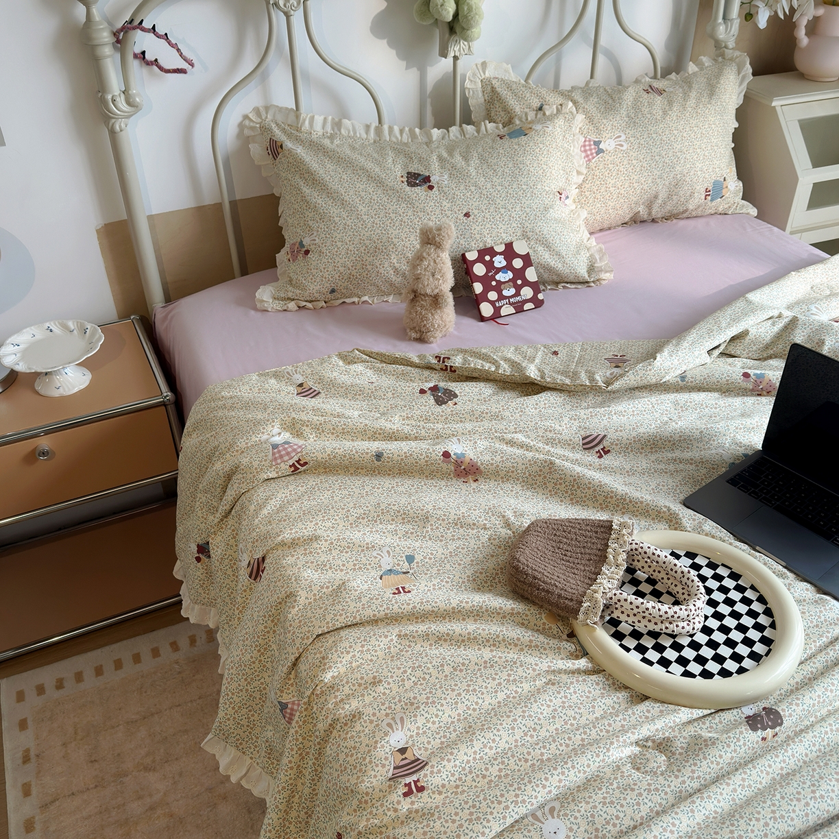 91家纺网 家纺一手货源 找家纺 绫韵家纺 2026新品夏季韩式浪漫小花边空调被夏被薄被子套件系列 百丽兔