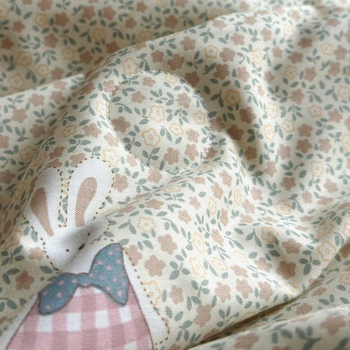 91家纺网 家纺一手货源 找家纺 绫韵家纺 2026新品夏季韩式浪漫小花边空调被夏被薄被子套件系列 百丽兔