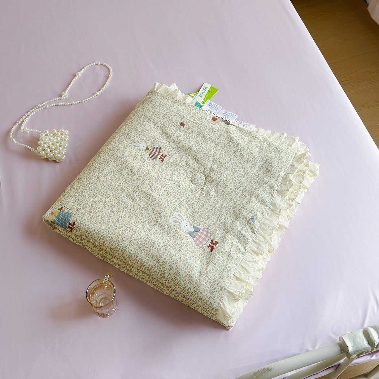 91家纺网 家纺一手货源 找家纺 绫韵家纺 2026新品夏季韩式浪漫小花边空调被夏被薄被子套件系列 百丽兔