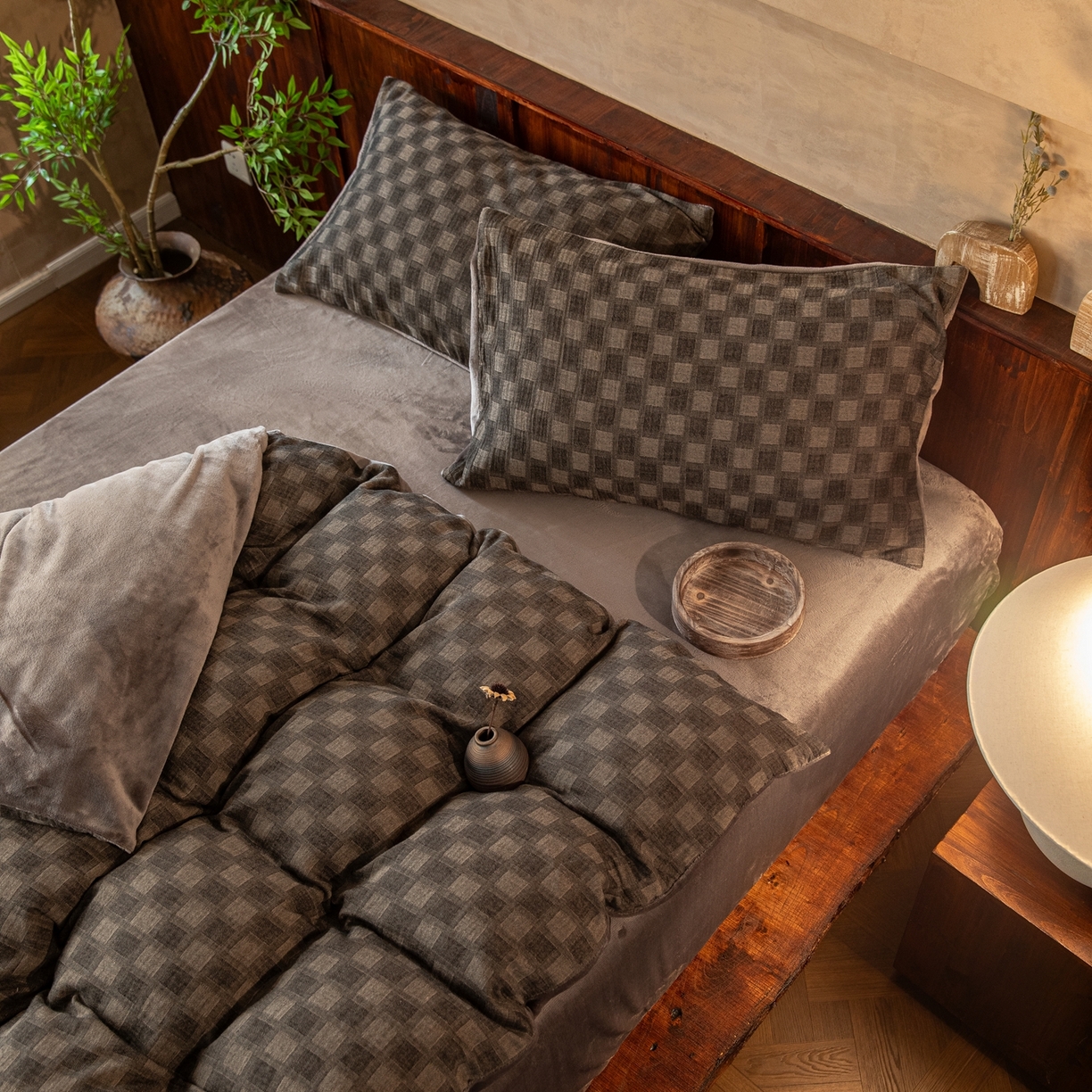 91家纺网 家纺一手货源 找家纺 双层纱家居 2025新款棉加绒A版双层纱B版德绒四件套 朦胧格