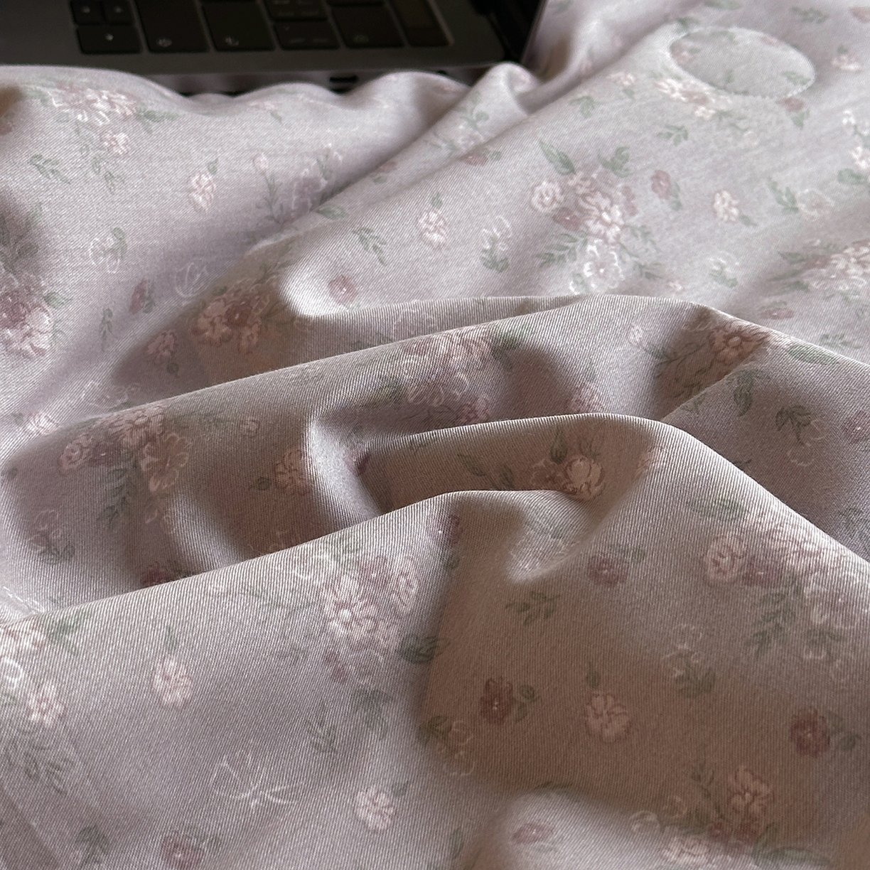 91家纺网 家纺一手货源 找家纺 绫韵家纺 2026新品夏季韩式浪漫小花边空调被夏被薄被子套件系列 紫洋兰