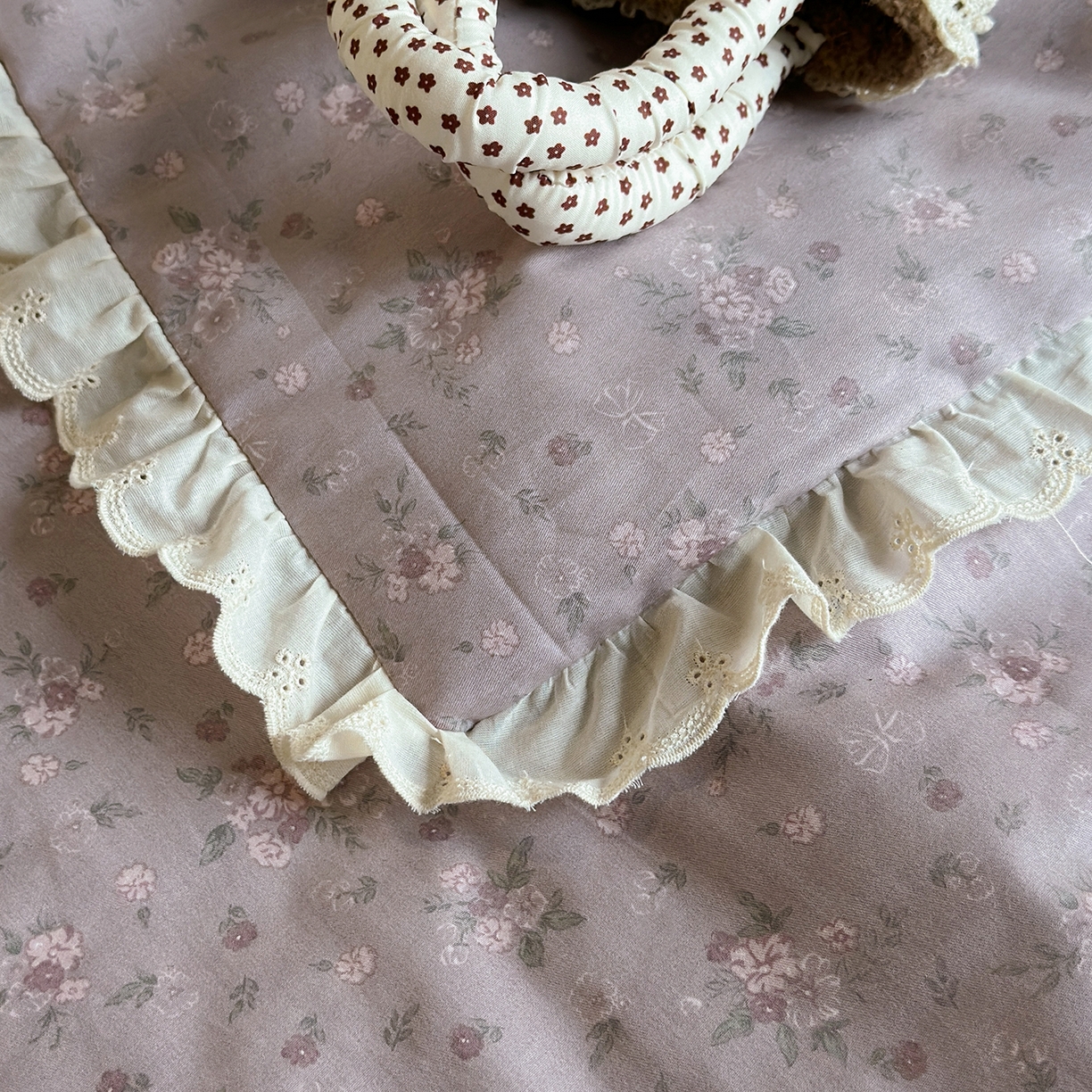 91家纺网 家纺一手货源 找家纺 绫韵家纺 2026新品夏季韩式浪漫小花边空调被夏被薄被子套件系列 紫洋兰