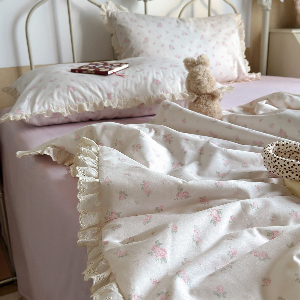 91家纺网 家纺一手货源 找家纺 绫韵家纺 2026新品夏季韩式浪漫小花边空调被夏被薄被子套件系列 艾米丽