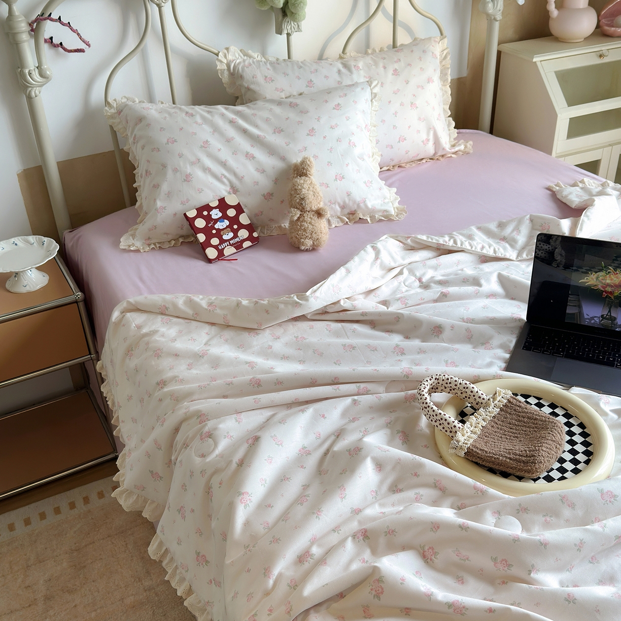 91家纺网 家纺一手货源 找家纺 绫韵家纺 2026新品夏季韩式浪漫小花边空调被夏被薄被子套件系列 艾米丽