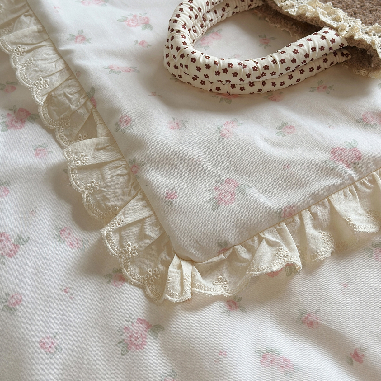 91家纺网 家纺一手货源 找家纺 绫韵家纺 2026新品夏季韩式浪漫小花边空调被夏被薄被子套件系列 艾米丽