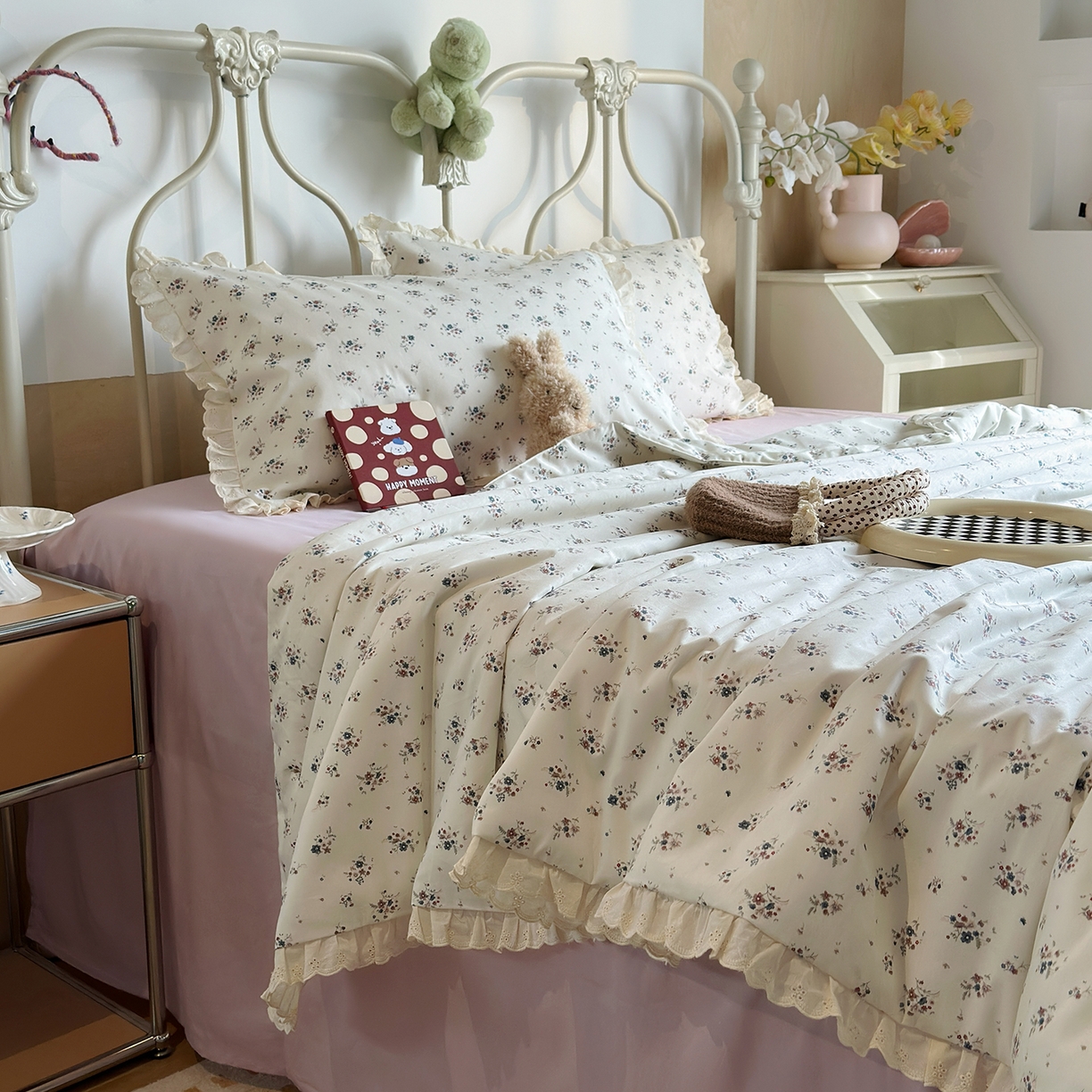 91家纺网 家纺一手货源 找家纺 绫韵家纺 2026新品夏季韩式浪漫小花边空调被夏被薄被子套件系列 蔓延