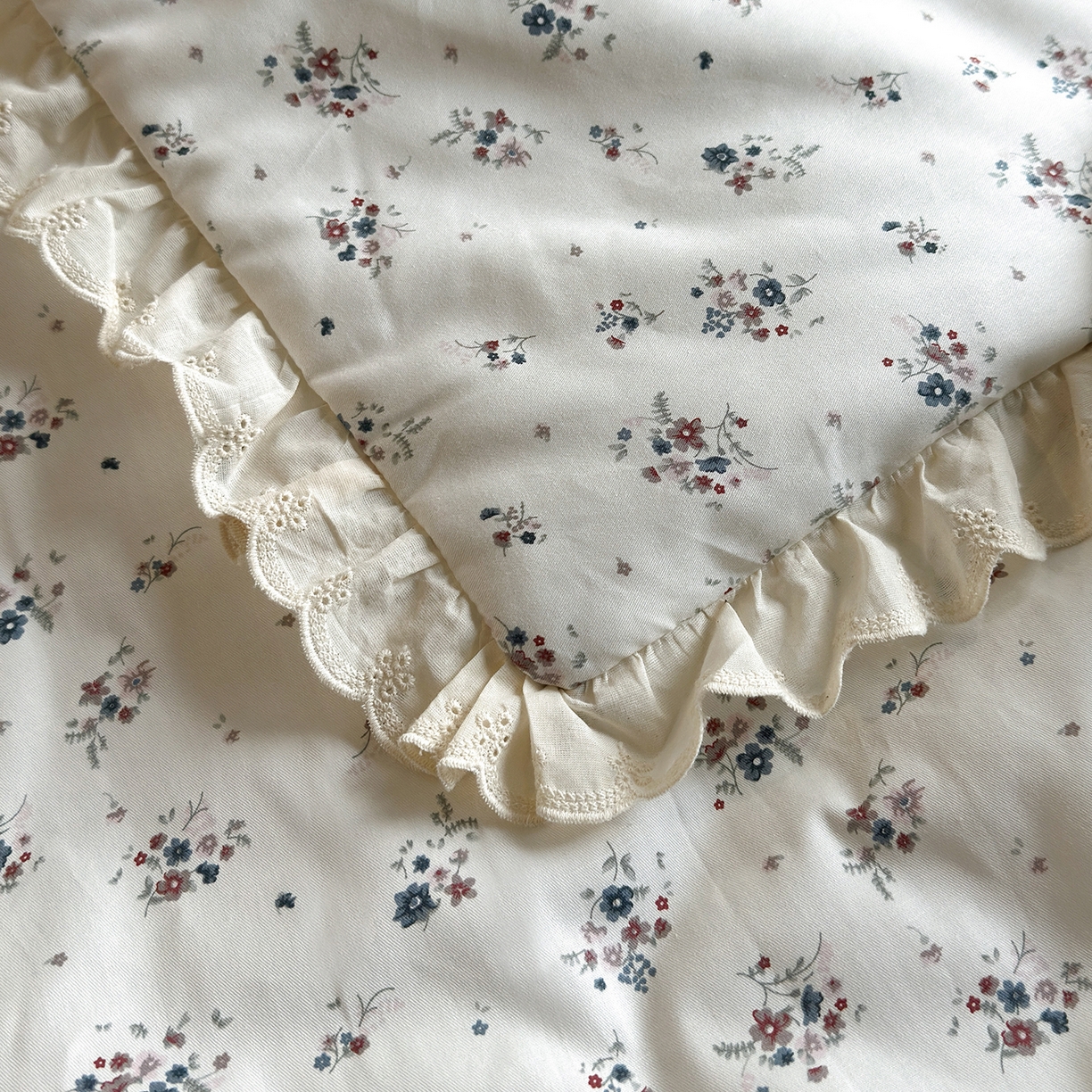 91家纺网 家纺一手货源 找家纺 绫韵家纺 2026新品夏季韩式浪漫小花边空调被夏被薄被子套件系列 蔓延