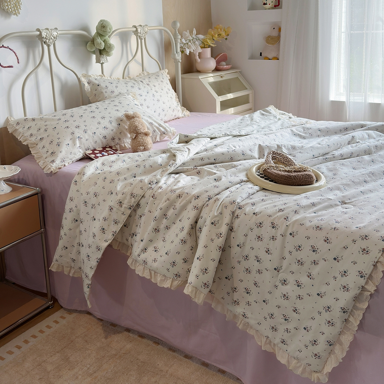 91家纺网 家纺一手货源 找家纺 绫韵家纺 2026新品夏季韩式浪漫小花边空调被夏被薄被子套件系列 蔓延