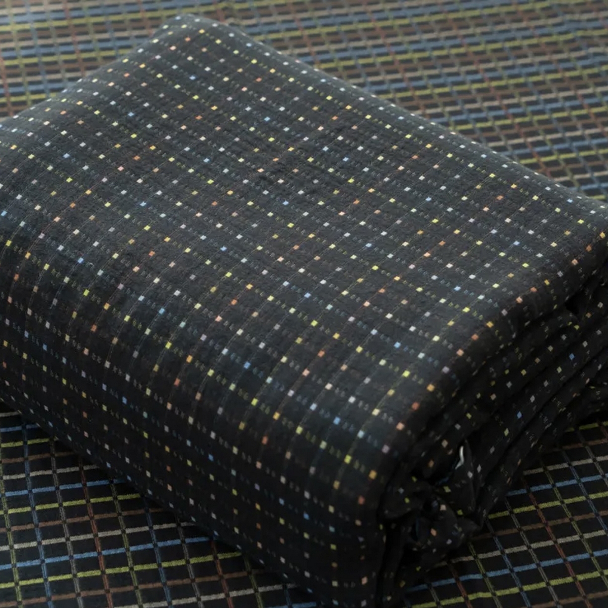 91家纺网 家纺一手货源 找家纺 双层纱家居 2025新款全棉纯棉色织提花双层纱四件套 彩虹格-黑