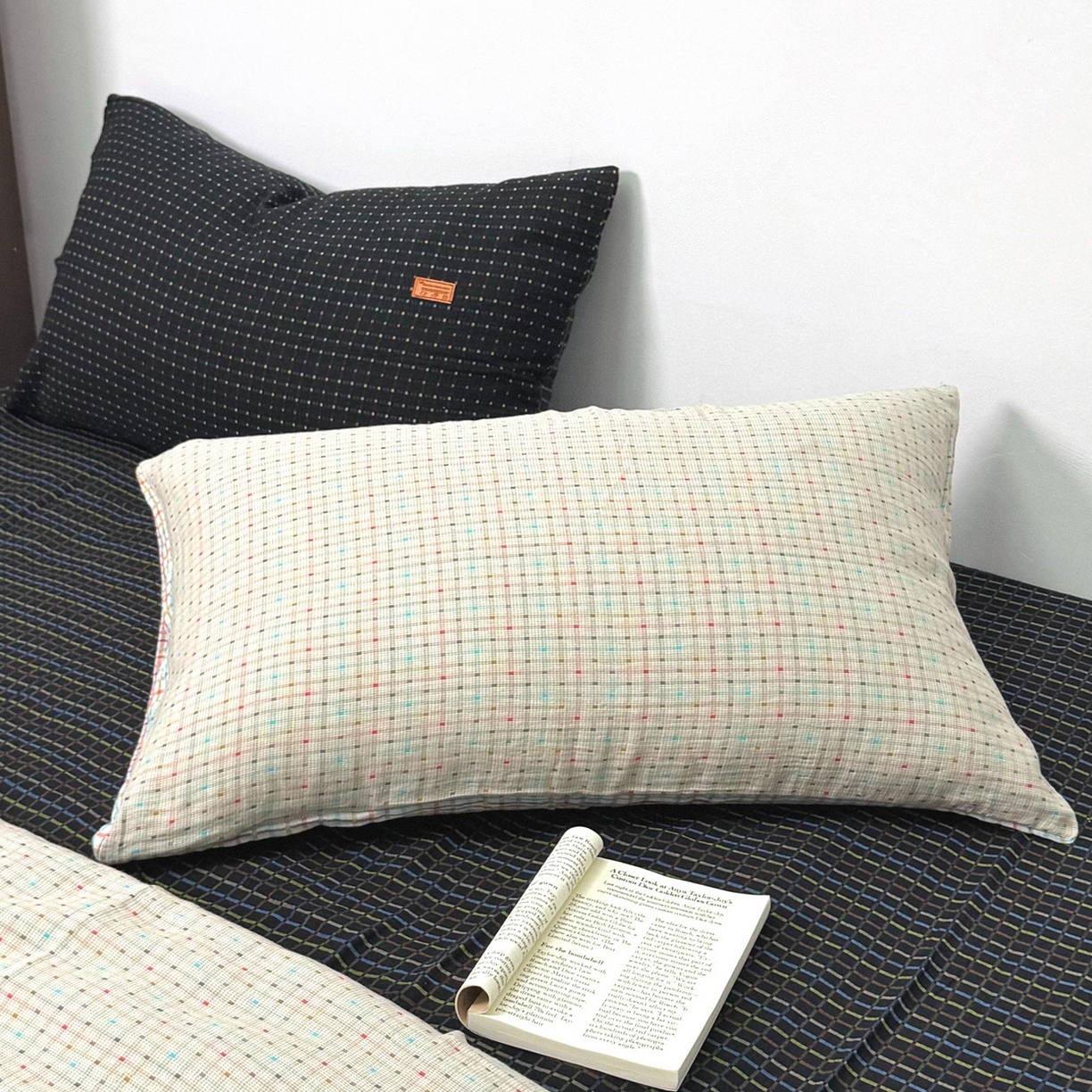 91家纺网 家纺一手货源 找家纺 双层纱家居 2025新款全棉纯棉色织提花双层纱四件套 彩虹格-米白+黑