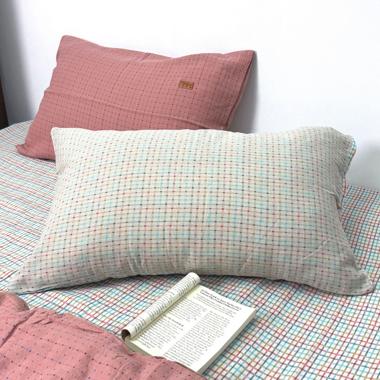 91家纺网 家纺一手货源 找家纺 双层纱家居 2025新款全棉纯棉色织提花双层纱四件套 彩虹格-米白+粉