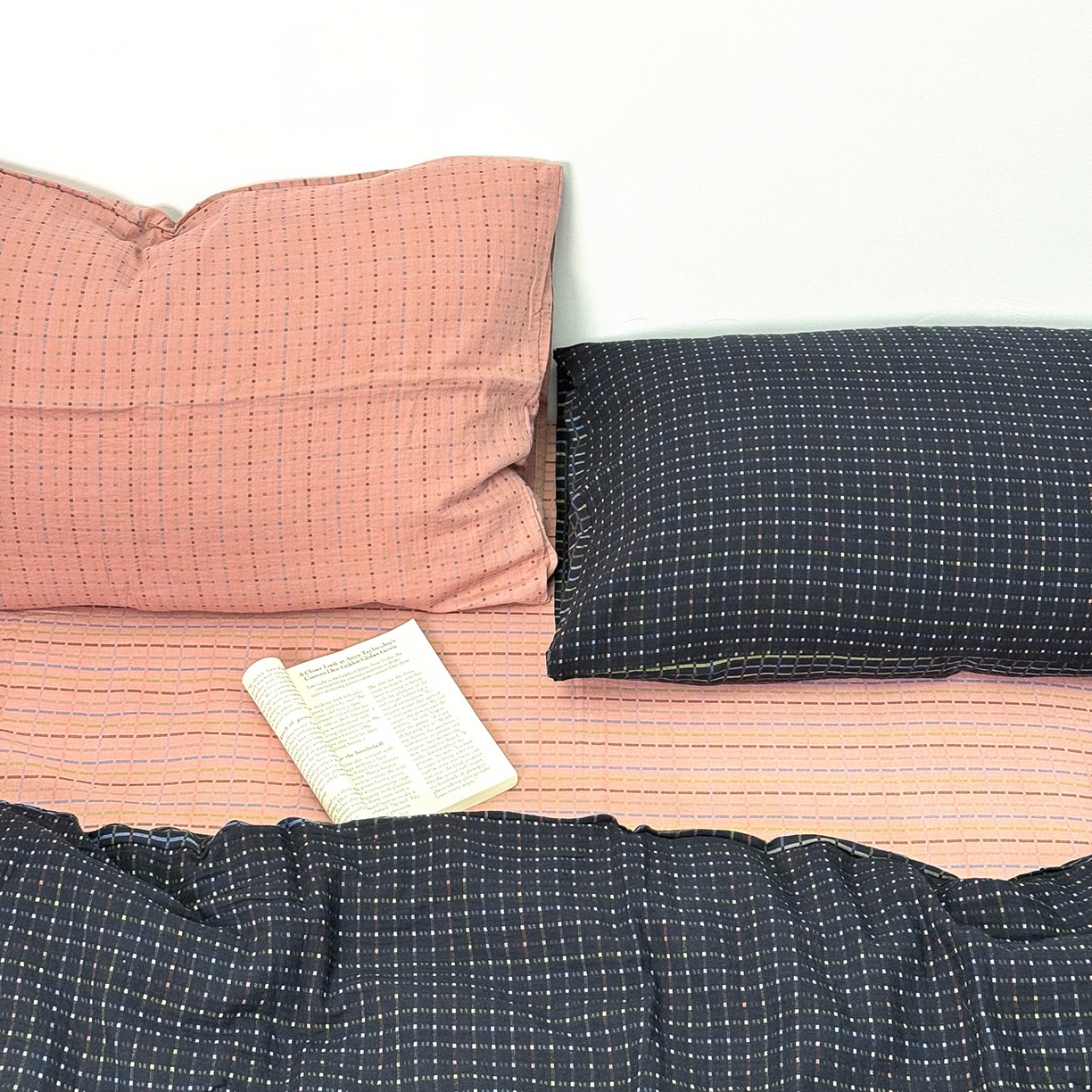 91家纺网 家纺一手货源 找家纺 双层纱家居 2025新款全棉纯棉色织提花双层纱四件套 彩虹格-黑+粉