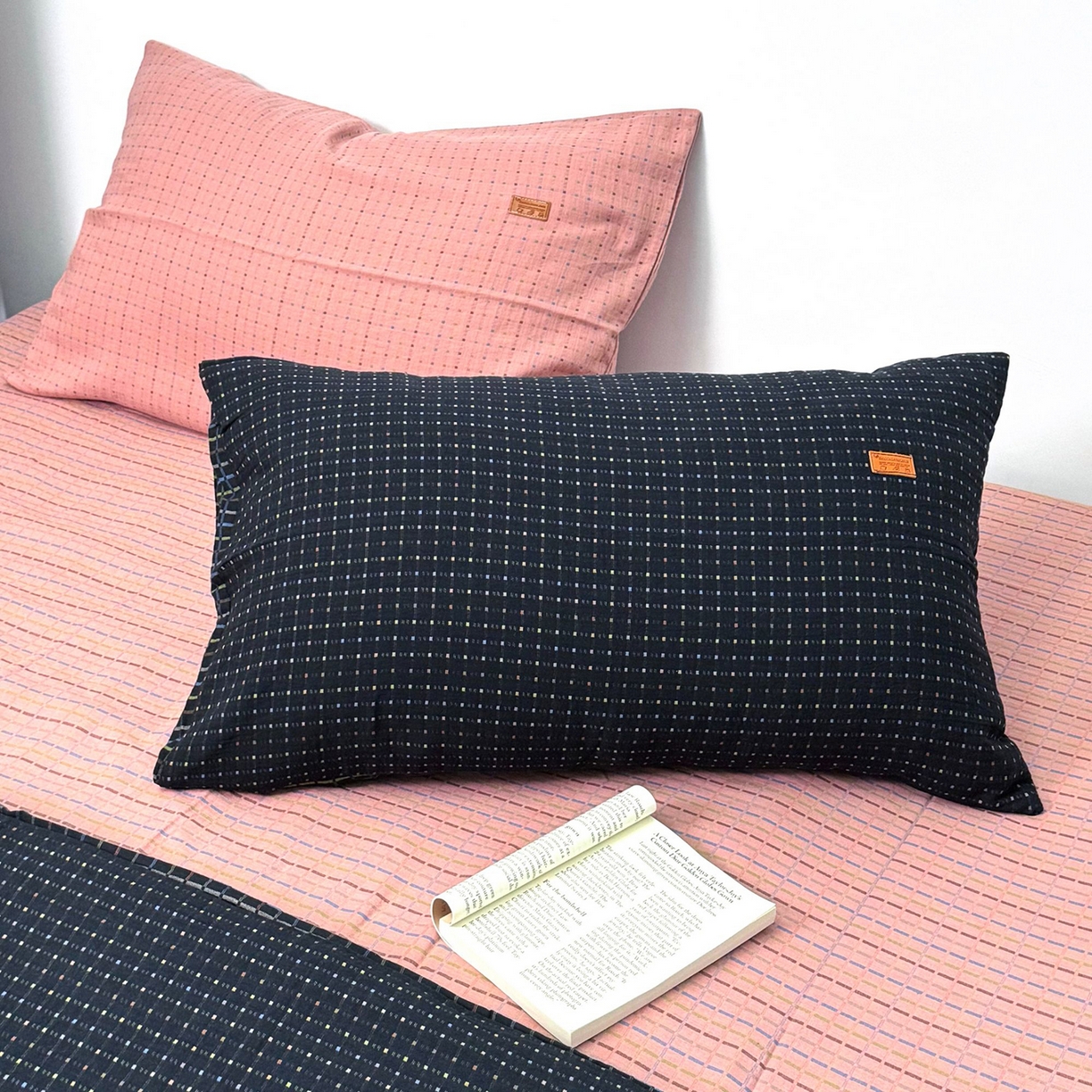 91家纺网 家纺一手货源 找家纺 双层纱家居 2025新款全棉纯棉色织提花双层纱四件套 彩虹格-黑+粉