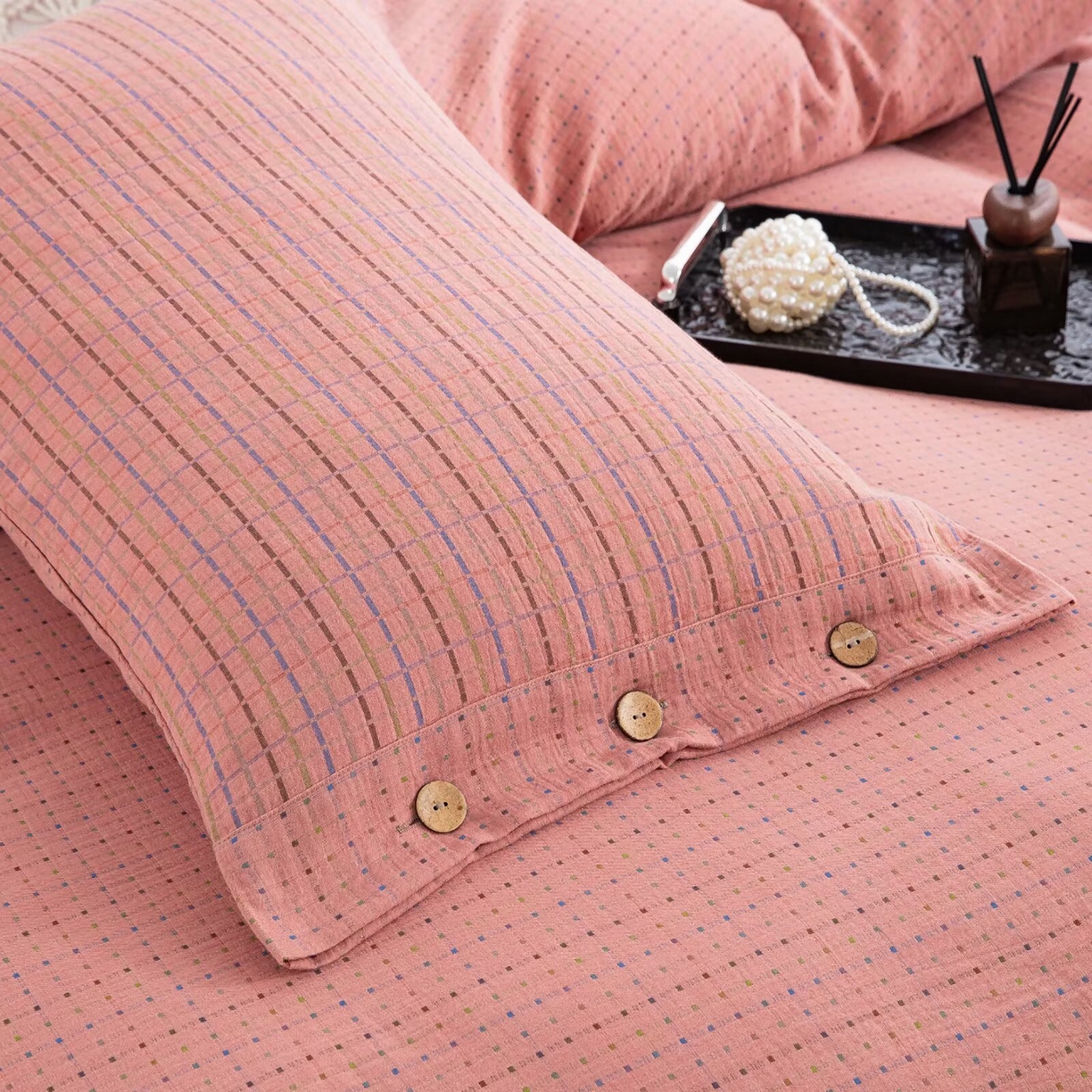 91家纺网 家纺一手货源 找家纺 双层纱家居 2025新款全棉纯棉色织提花双层纱四件套 彩虹格-粉纽扣款