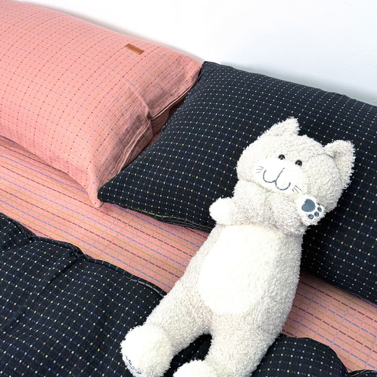 91家纺网 家纺一手货源 找家纺 双层纱家居 2025新款全棉纯棉色织提花双层纱四件套 彩虹格-黑+粉