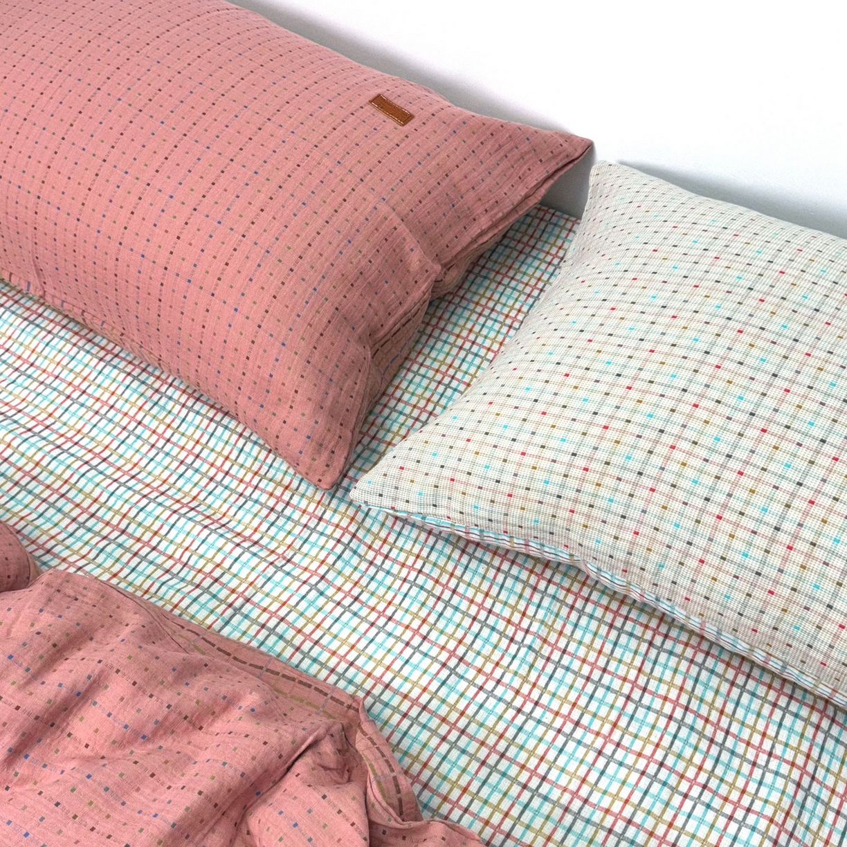 91家纺网 家纺一手货源 找家纺 双层纱家居 2025新款全棉纯棉色织提花双层纱四件套 彩虹格-米白+粉