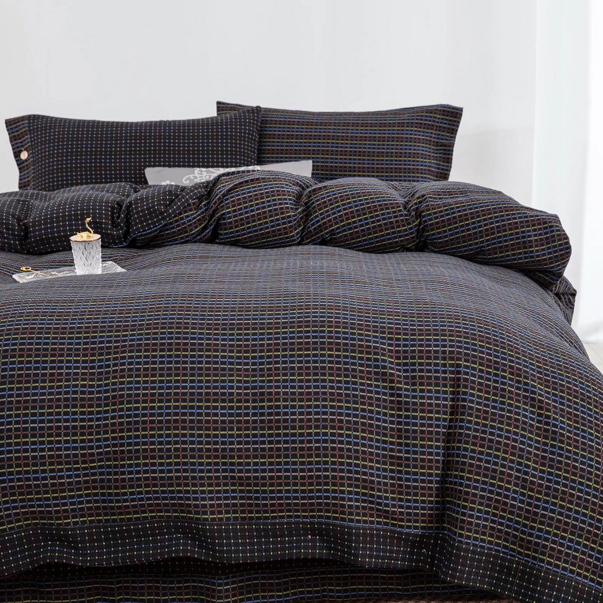 91家纺网 家纺一手货源 找家纺 双层纱家居 2025新款全棉纯棉色织提花双层纱四件套 彩虹格-黑纽扣款