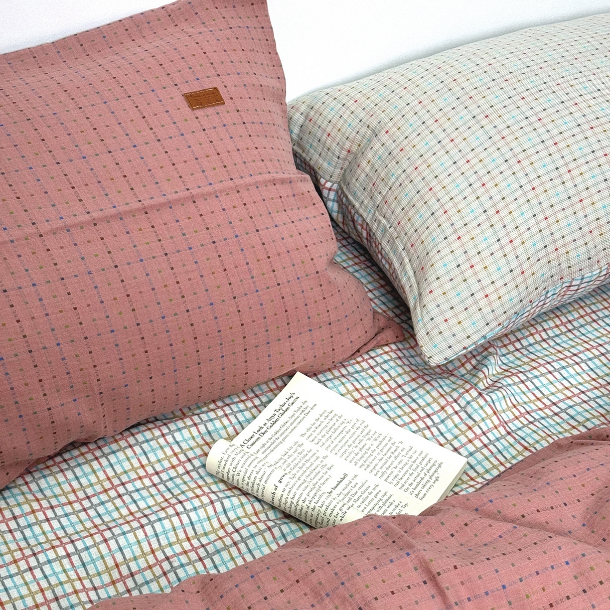 91家纺网 家纺一手货源 找家纺 双层纱家居 2025新款全棉纯棉色织提花双层纱四件套 彩虹格-米白+粉