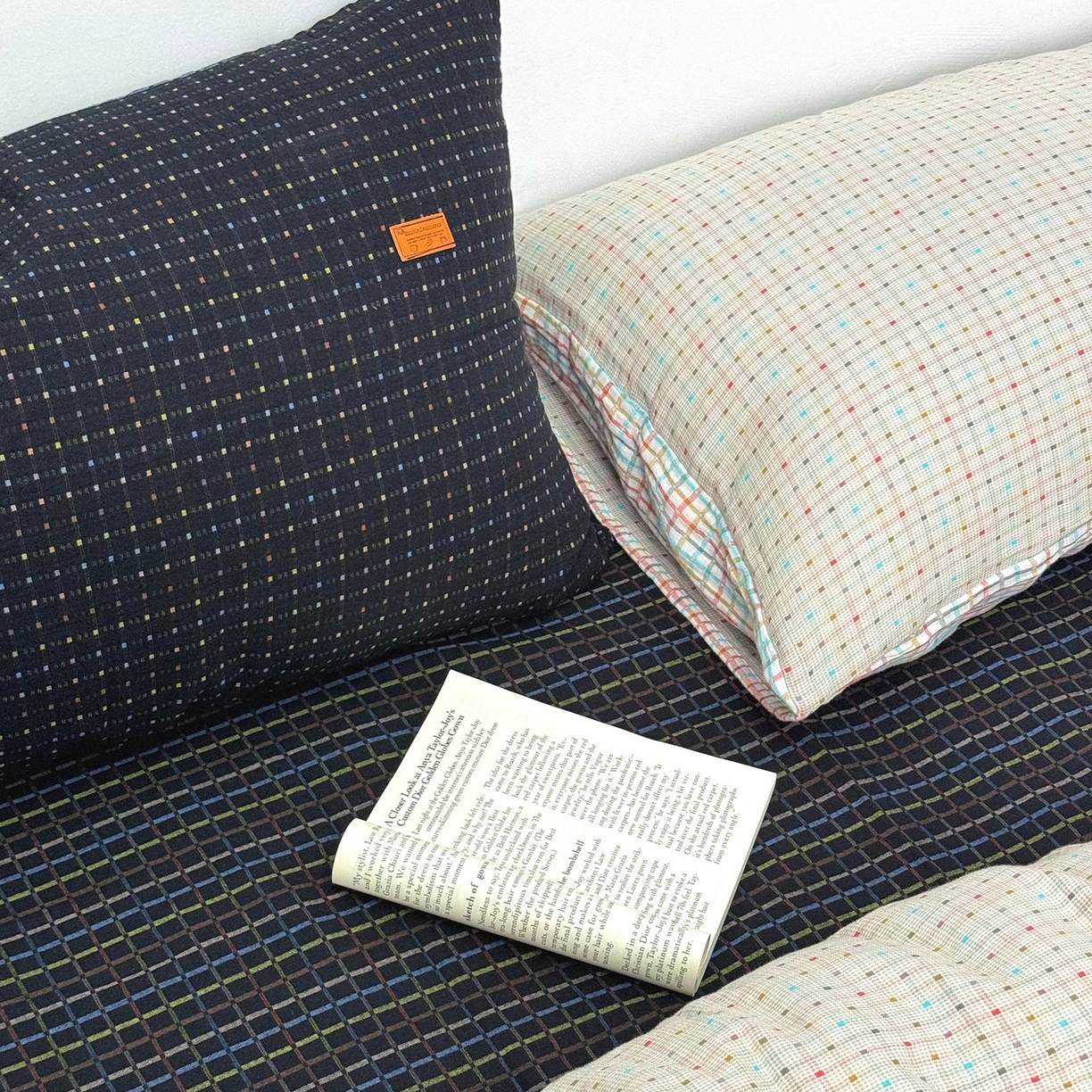 91家纺网 家纺一手货源 找家纺 双层纱家居 2025新款全棉纯棉色织提花双层纱四件套 彩虹格-米白+黑