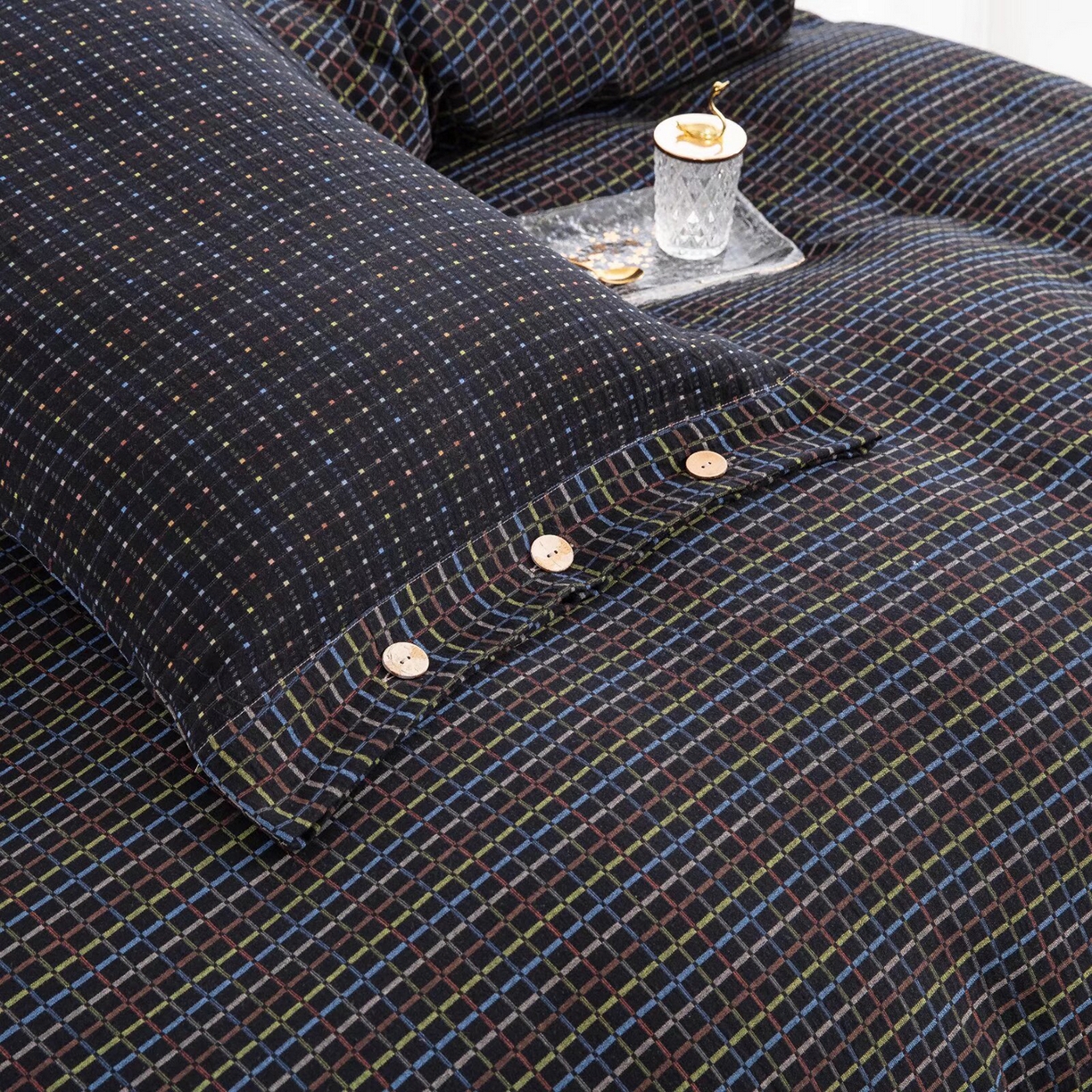 91家纺网 家纺一手货源 找家纺 双层纱家居 2025新款全棉纯棉色织提花双层纱四件套 彩虹格-黑纽扣款