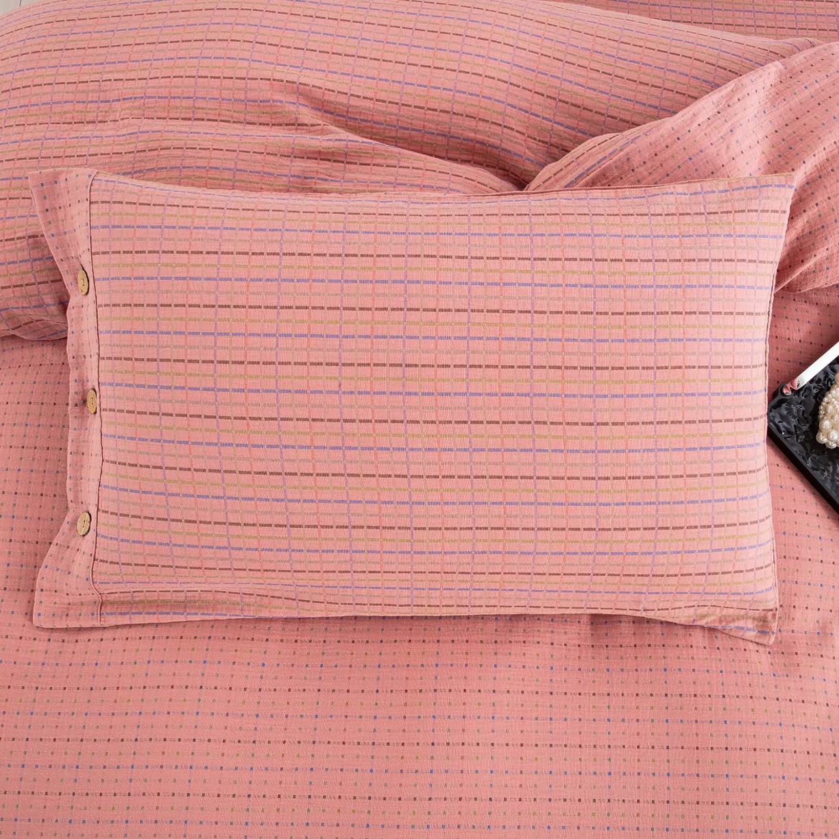 91家纺网 家纺一手货源 找家纺 双层纱家居 2025新款全棉纯棉色织提花双层纱四件套 彩虹格-粉纽扣款