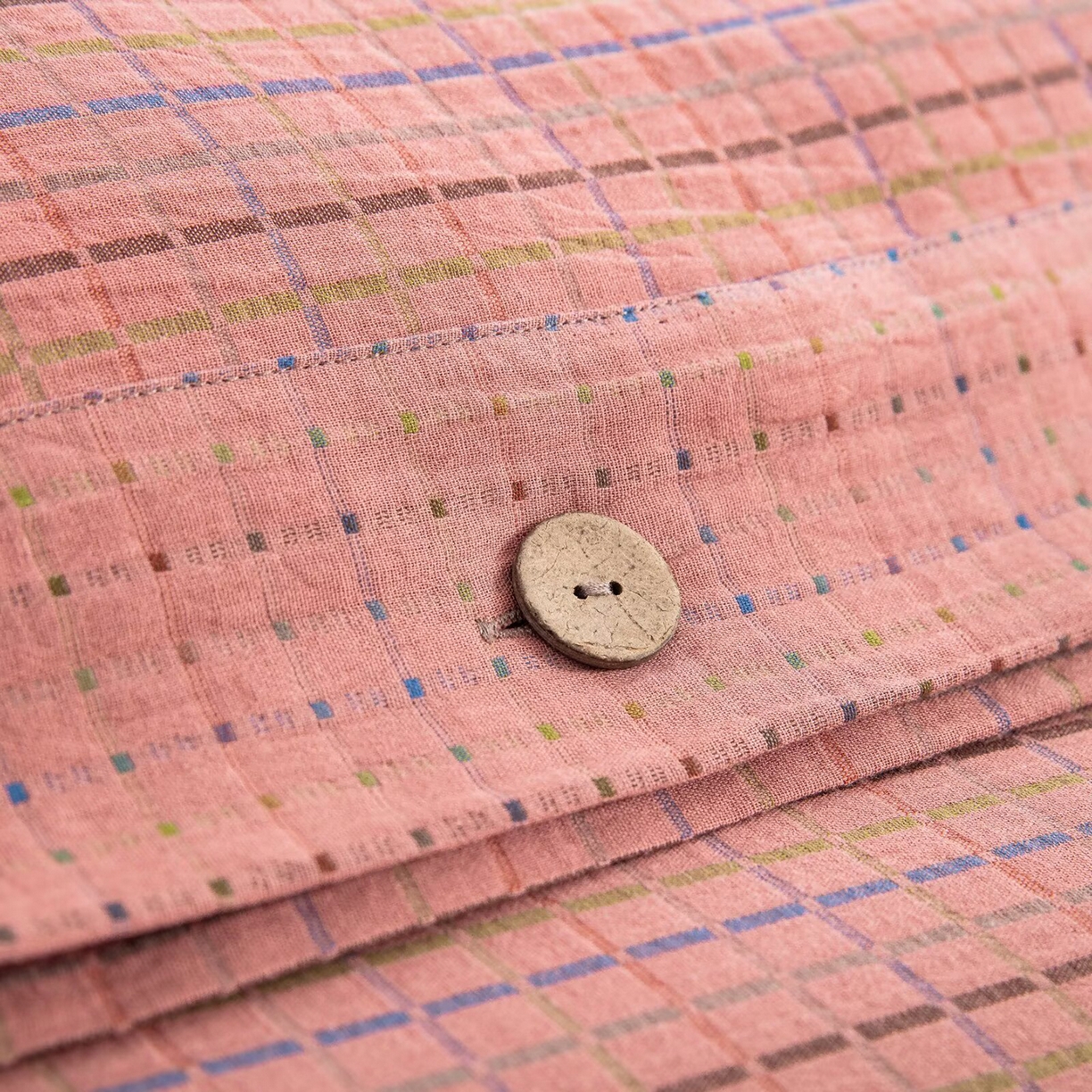 91家纺网 家纺一手货源 找家纺 双层纱家居 2025新款全棉纯棉色织提花双层纱四件套 彩虹格-粉纽扣款