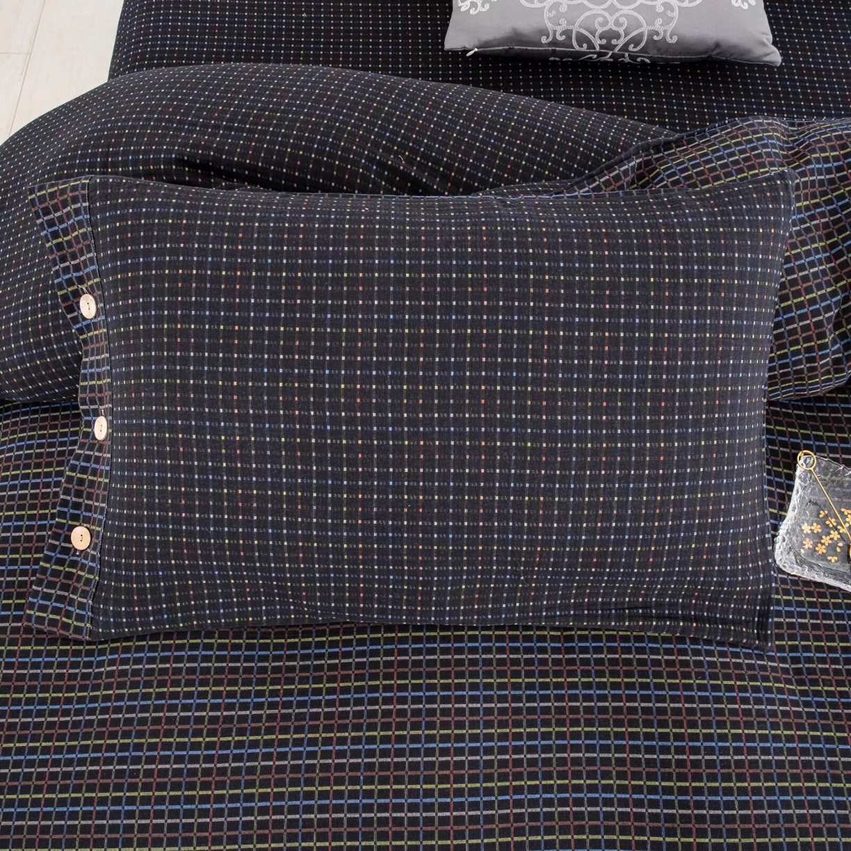 91家纺网 家纺一手货源 找家纺 双层纱家居 2025新款全棉纯棉色织提花双层纱四件套 彩虹格-黑纽扣款