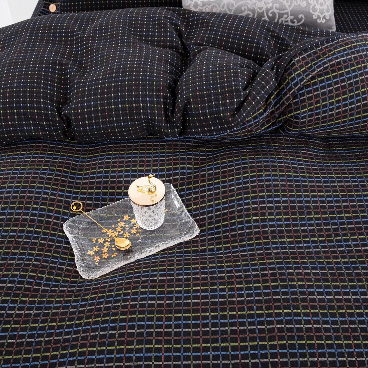 91家纺网 家纺一手货源 找家纺 双层纱家居 2025新款全棉纯棉色织提花双层纱四件套 彩虹格-黑纽扣款