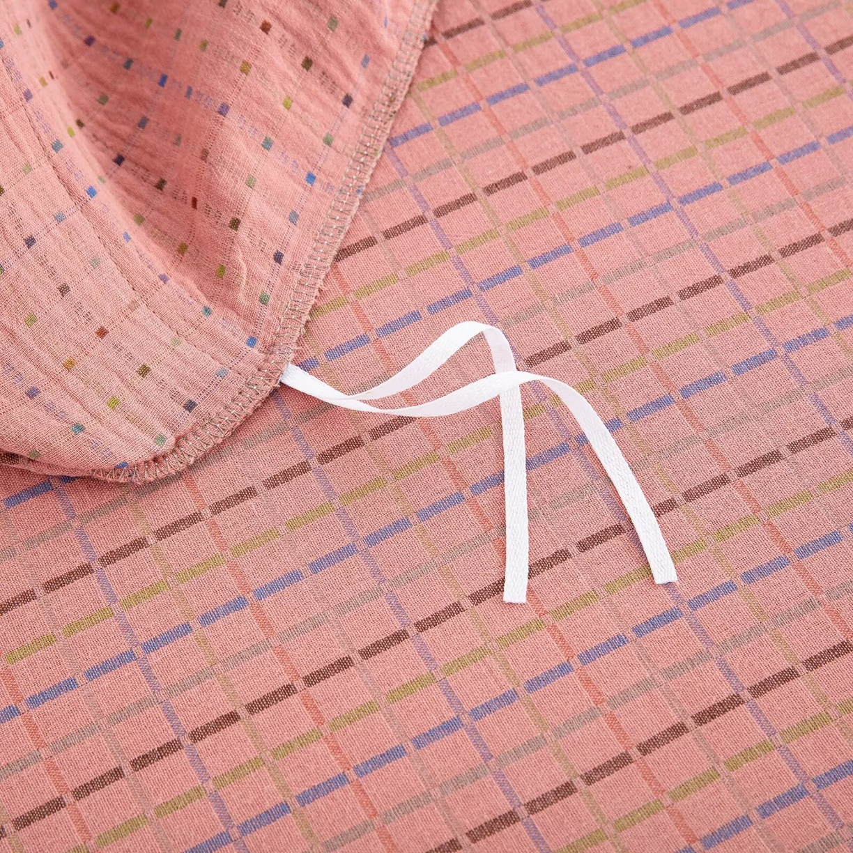 91家纺网 家纺一手货源 找家纺 双层纱家居 2025新款全棉纯棉色织提花双层纱四件套 彩虹格-粉纽扣款