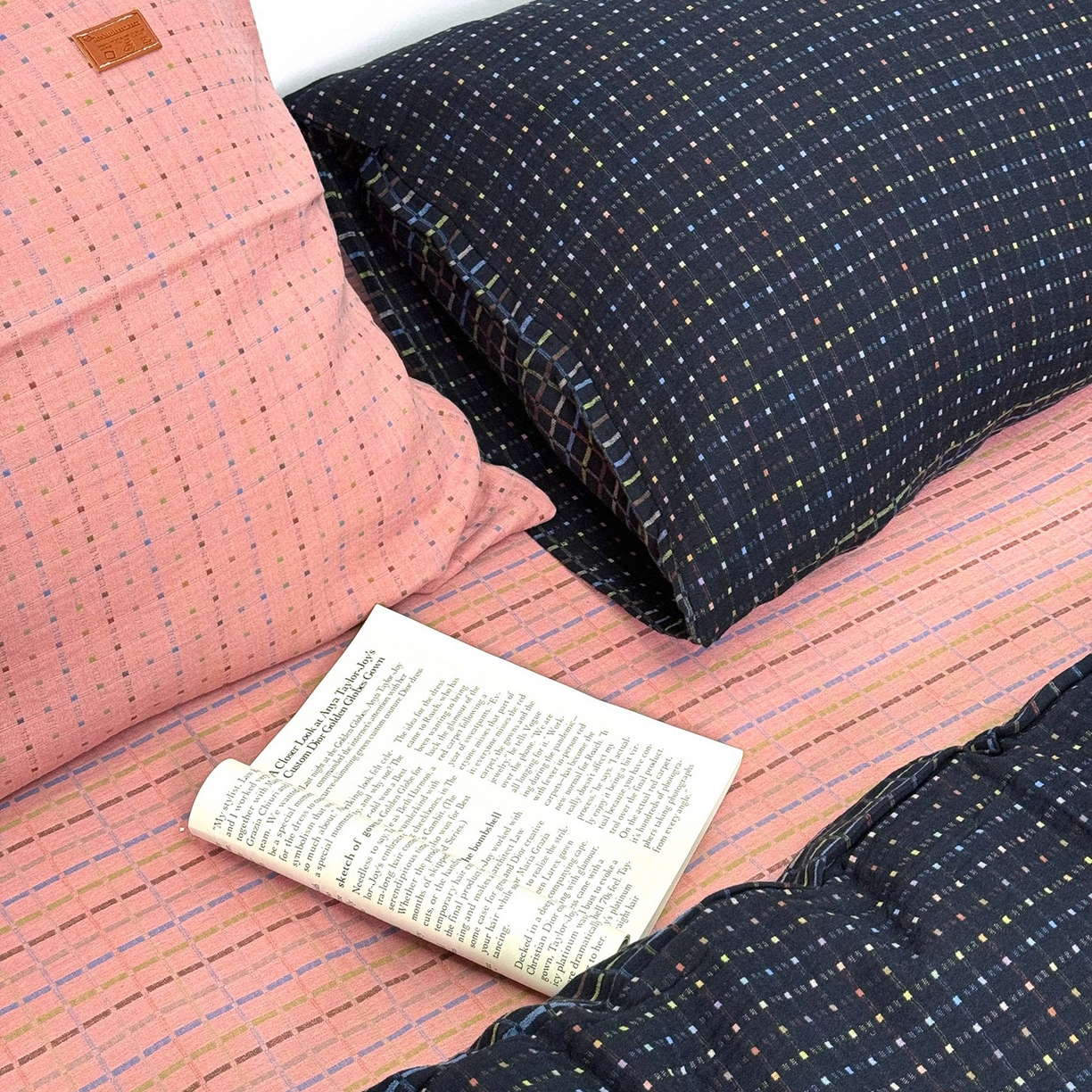 91家纺网 家纺一手货源 找家纺 双层纱家居 2025新款全棉纯棉色织提花双层纱四件套 彩虹格-黑+粉