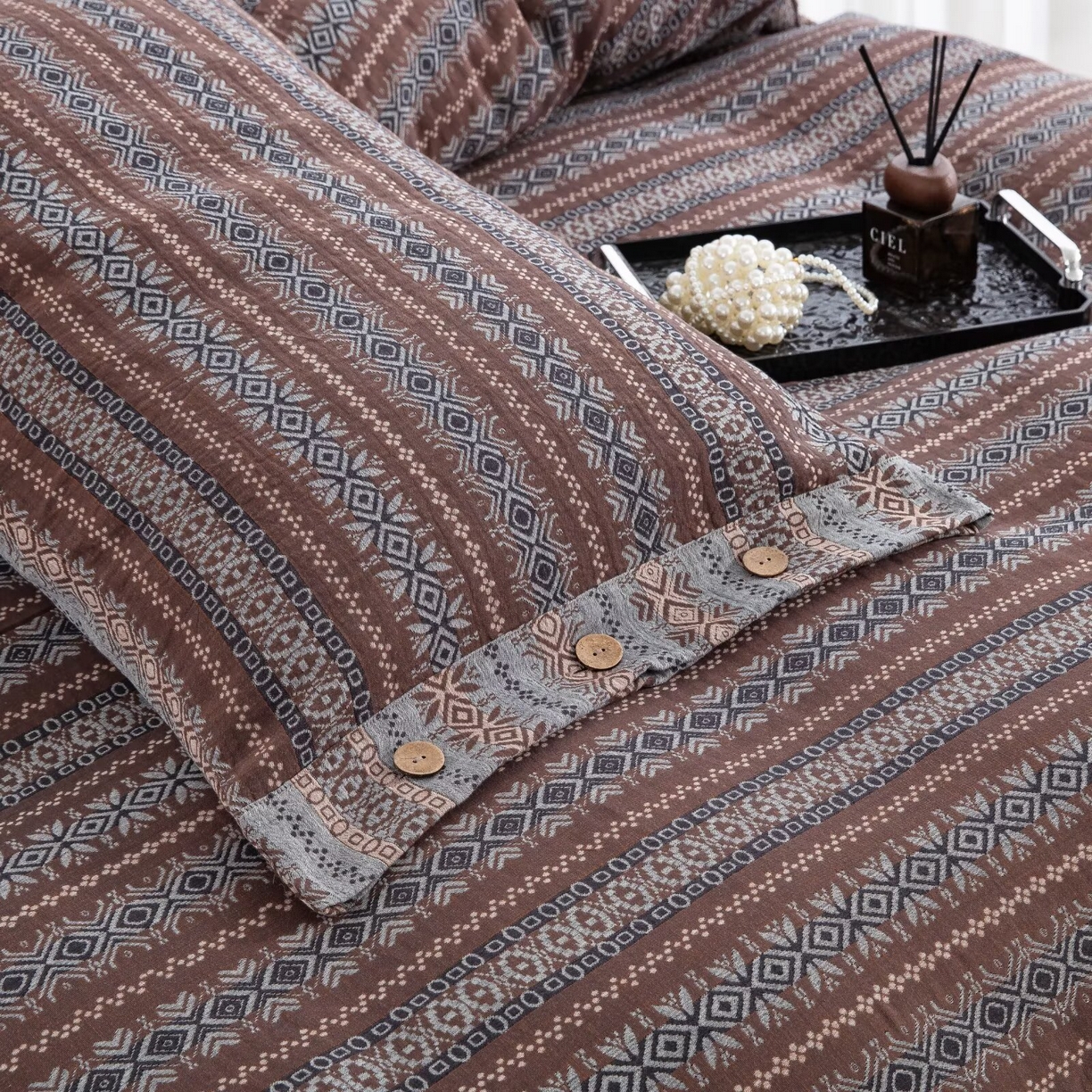 91家纺网 家纺一手货源 找家纺 双层纱家居 2025新款全棉纯棉色织提花双层纱四件套 波西米亚-纽扣款