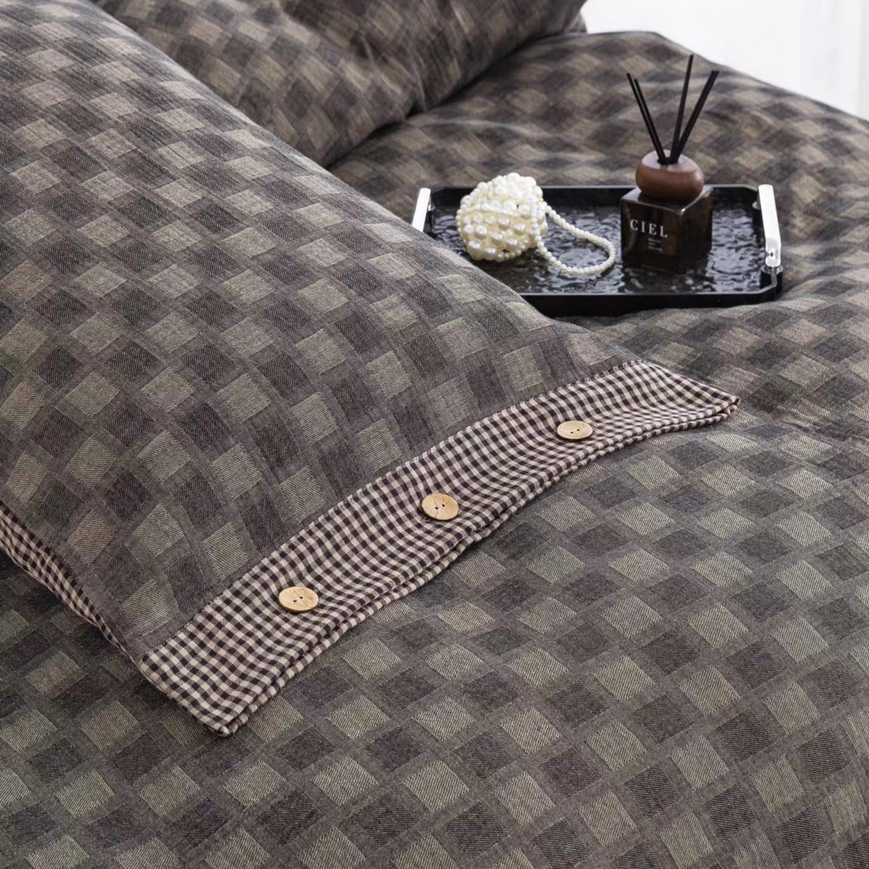 91家纺网 家纺一手货源 找家纺 双层纱家居 2025新款全棉纯棉色织双层纱四件套 时光织梦-灰色纽扣款