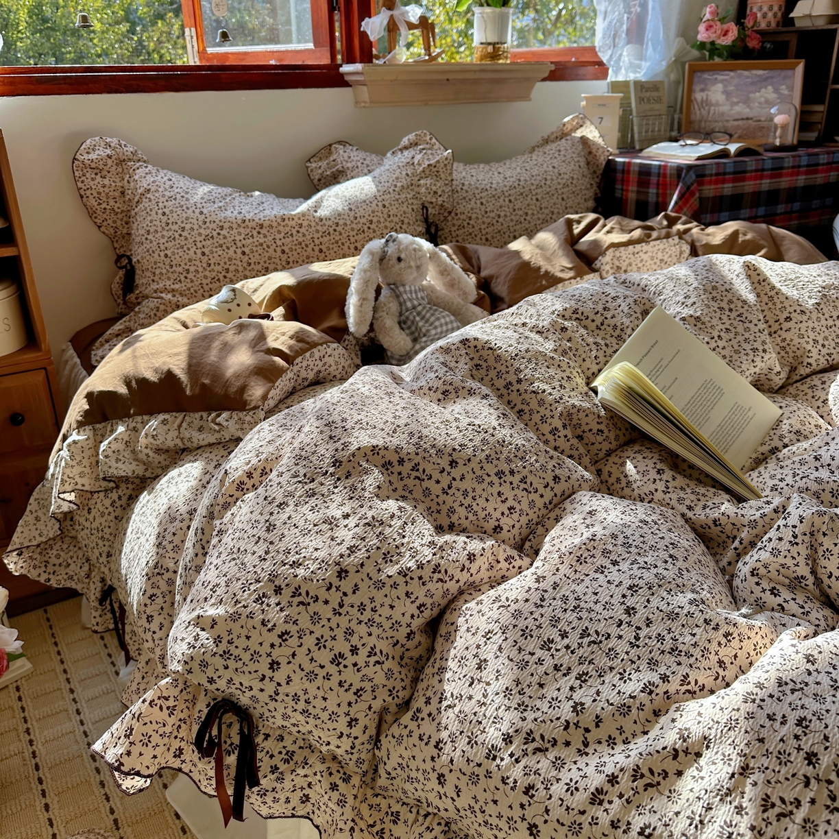 91家纺网 家纺一手货源 找家纺 阿曼达 2026新款日韩系复古印花小碎花花边蝴蝶结系列四件套 蝴蝶结-林间序-驼