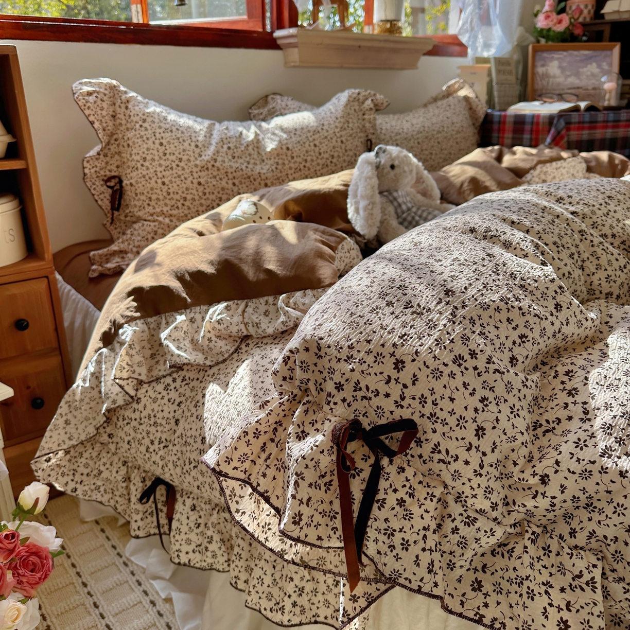 91家纺网 家纺一手货源 找家纺 阿曼达 2026新款日韩系复古印花小碎花花边蝴蝶结系列四件套 蝴蝶结-林间序-驼