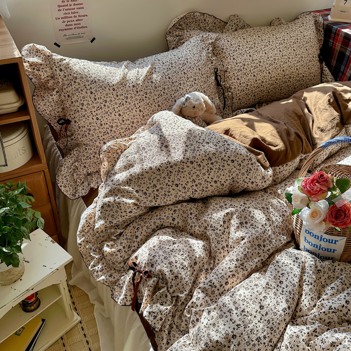 91家纺网 家纺一手货源 找家纺 阿曼达 2026新款日韩系复古印花小碎花花边蝴蝶结系列四件套 蝴蝶结-林间序-驼