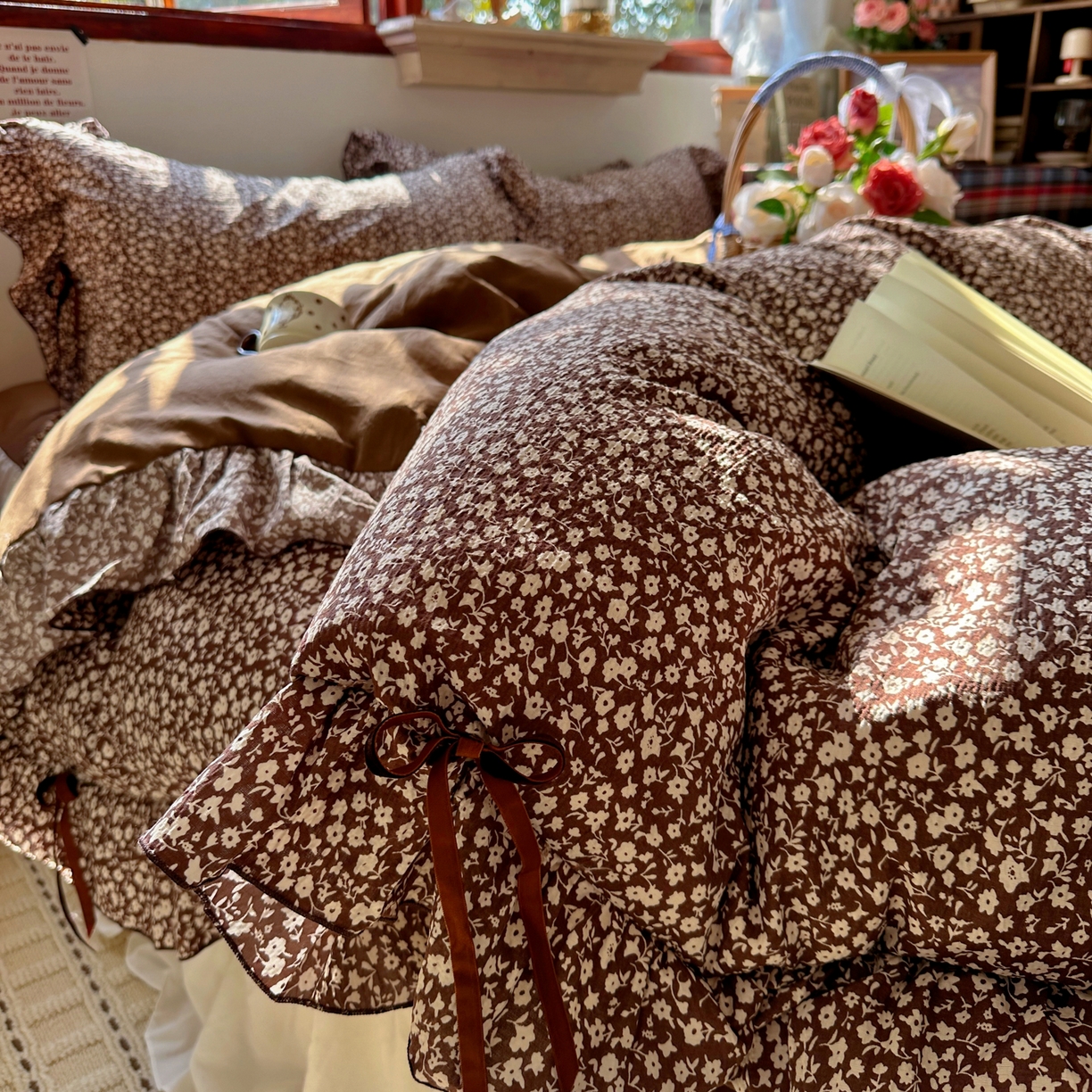 91家纺网 家纺一手货源 找家纺 阿曼达 2026新款日韩系复古印花小碎花花边蝴蝶结系列四件套 复古蝴蝶结-旧梦花-咖