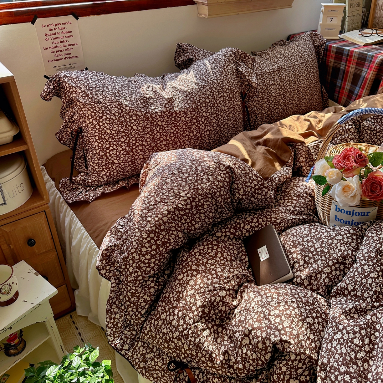 91家纺网 家纺一手货源 找家纺 阿曼达 2026新款日韩系复古印花小碎花花边蝴蝶结系列四件套 复古蝴蝶结-旧梦花-咖