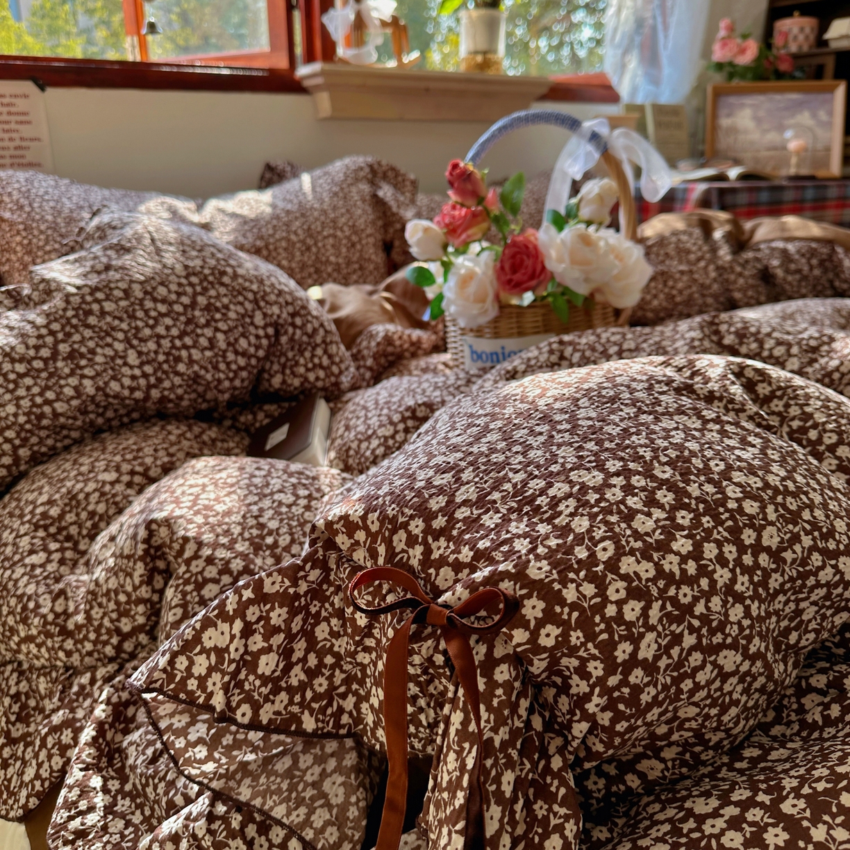 91家纺网 家纺一手货源 找家纺 阿曼达 2026新款日韩系复古印花小碎花花边蝴蝶结系列四件套 复古蝴蝶结-旧梦花-咖