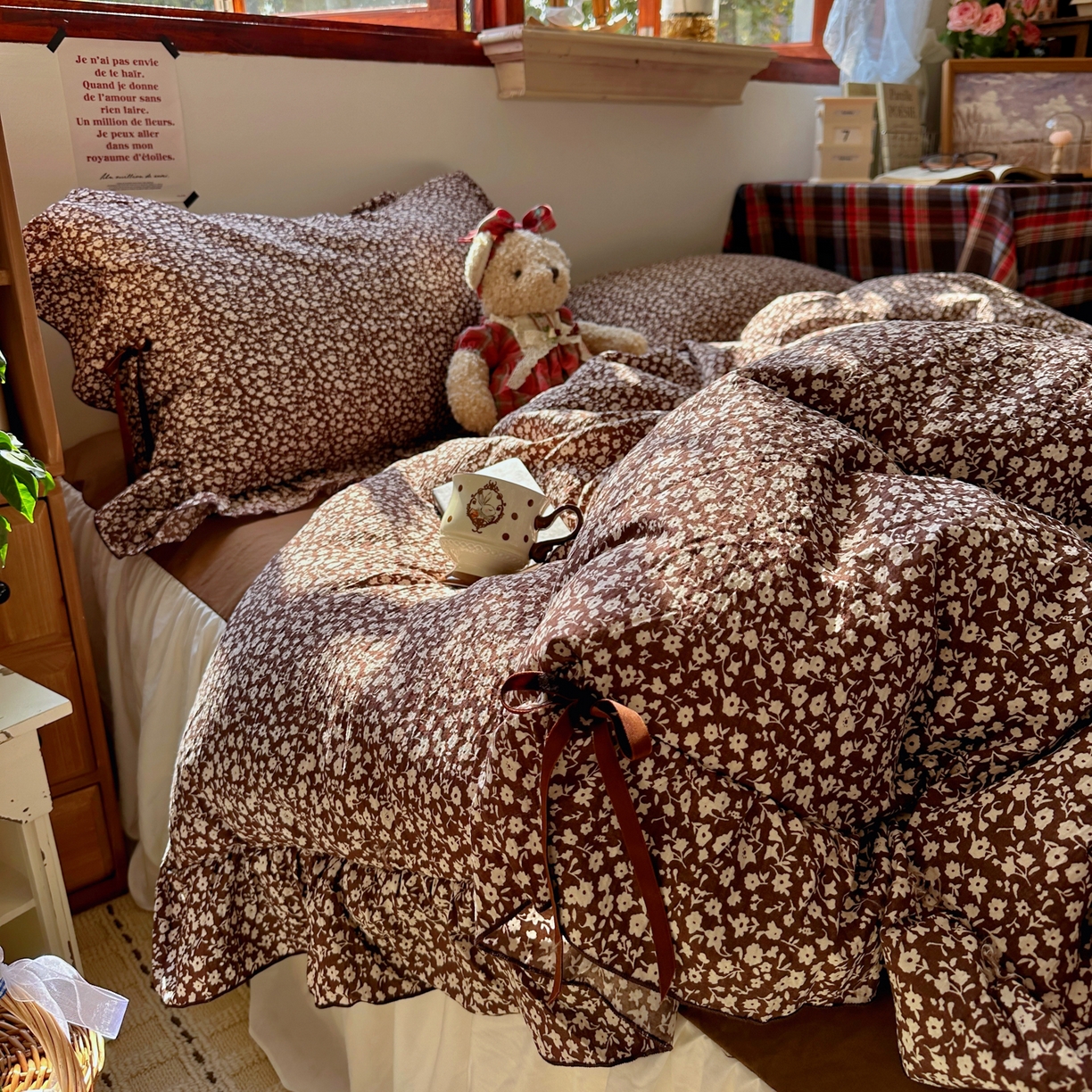 91家纺网 家纺一手货源 找家纺 阿曼达 2026新款日韩系复古印花小碎花花边蝴蝶结系列四件套 复古蝴蝶结-旧梦花-咖