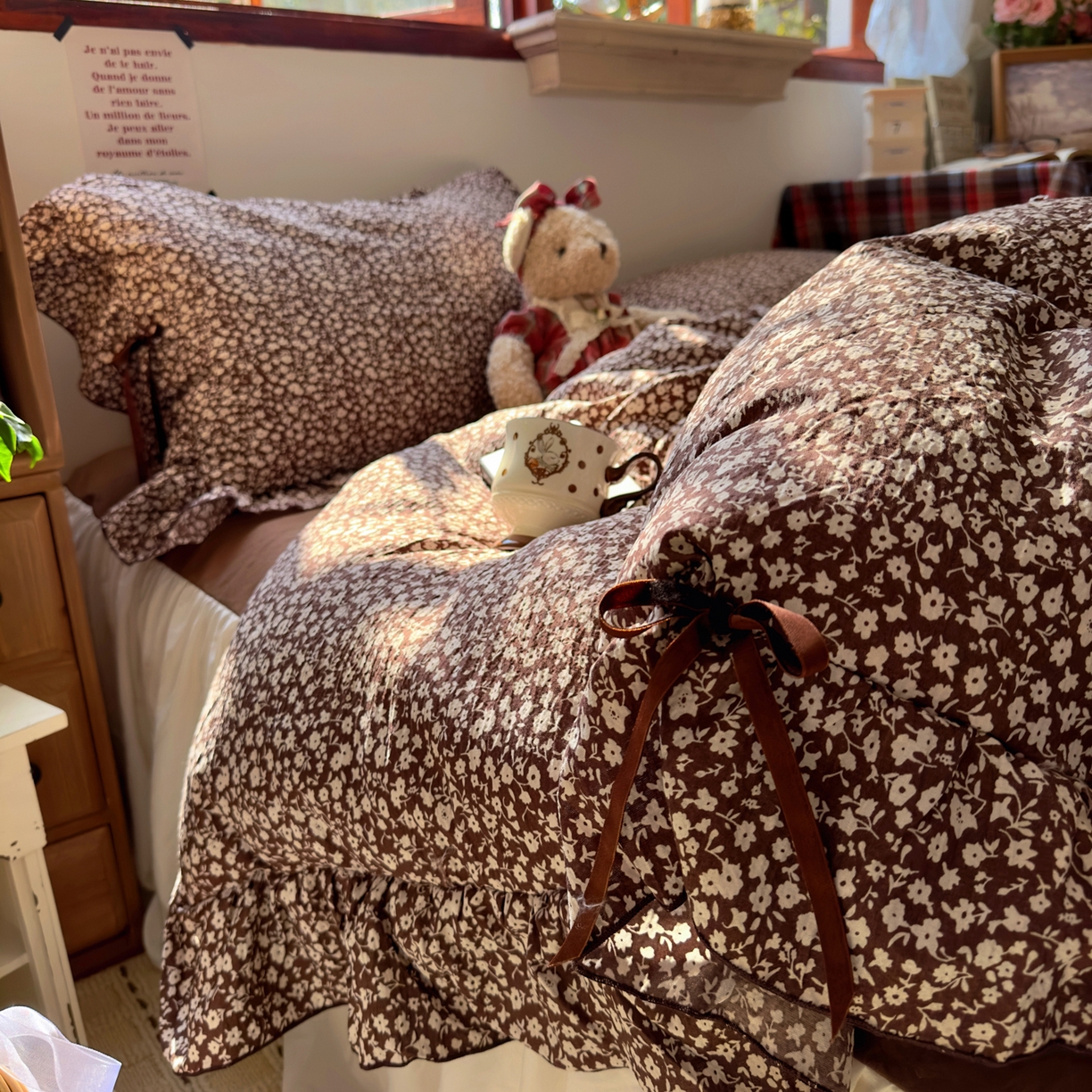 91家纺网 家纺一手货源 找家纺 阿曼达 2026新款日韩系复古印花小碎花花边蝴蝶结系列四件套 复古蝴蝶结-旧梦花-咖