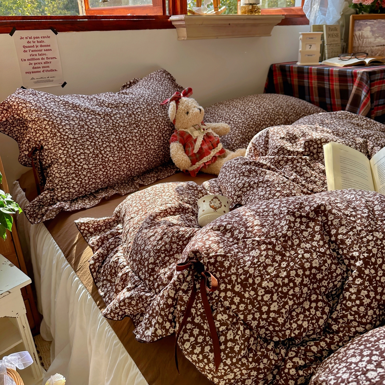 91家纺网 家纺一手货源 找家纺 阿曼达 2026新款日韩系复古印花小碎花花边蝴蝶结系列四件套 复古蝴蝶结-旧梦花-咖