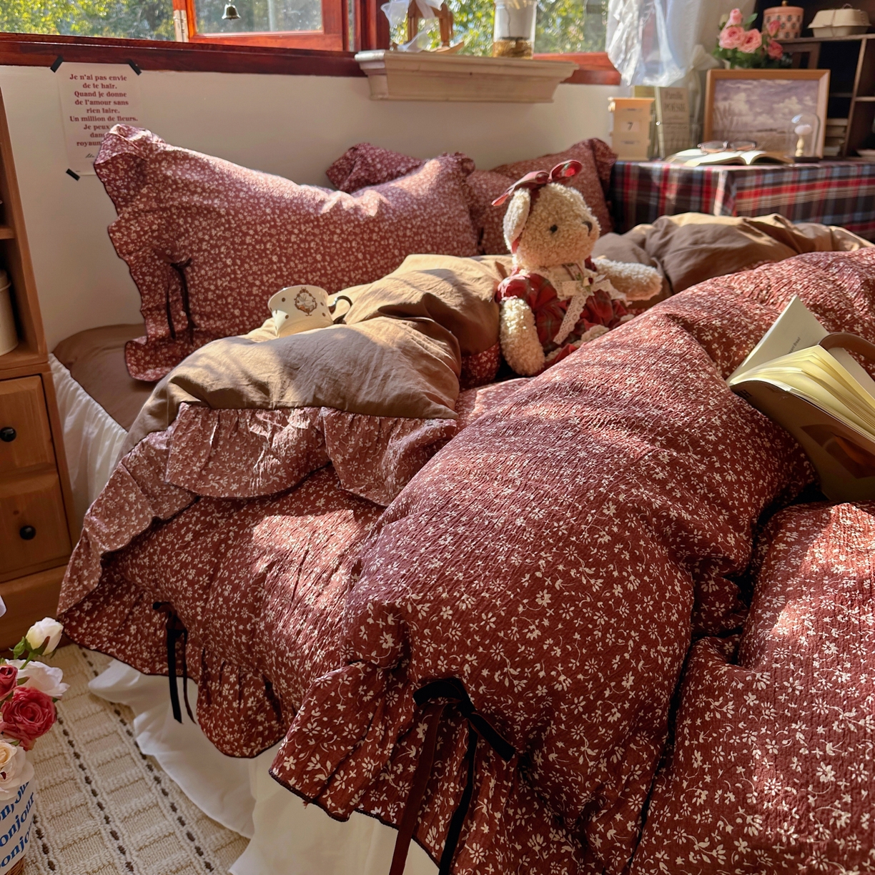 91家纺网 家纺一手货源 找家纺 阿曼达 2026新款日韩系复古印花小碎花花边蝴蝶结系列四件套 复古蝴蝶结-林间序-红