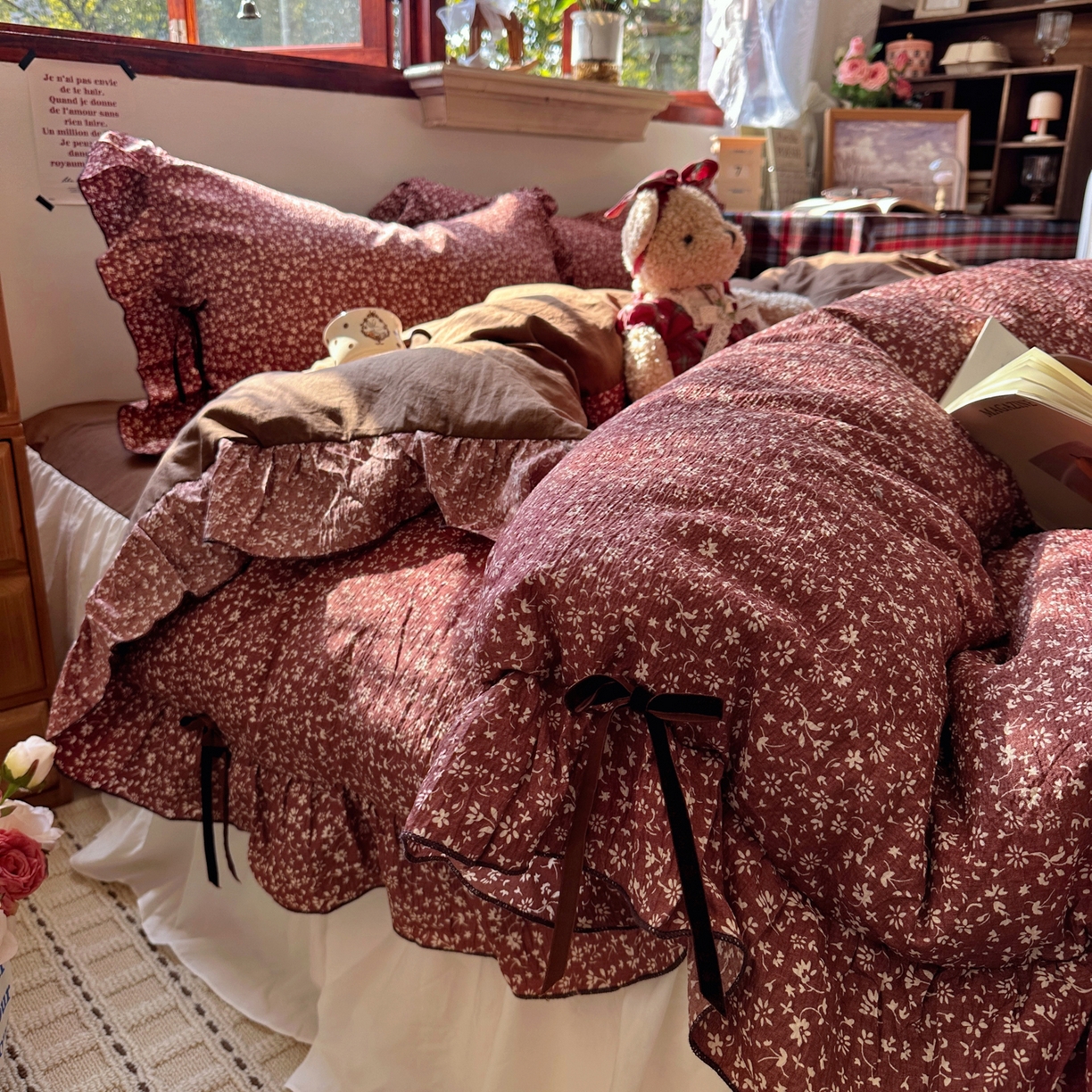 91家纺网 家纺一手货源 找家纺 阿曼达 2026新款日韩系复古印花小碎花花边蝴蝶结系列四件套 复古蝴蝶结-林间序-红