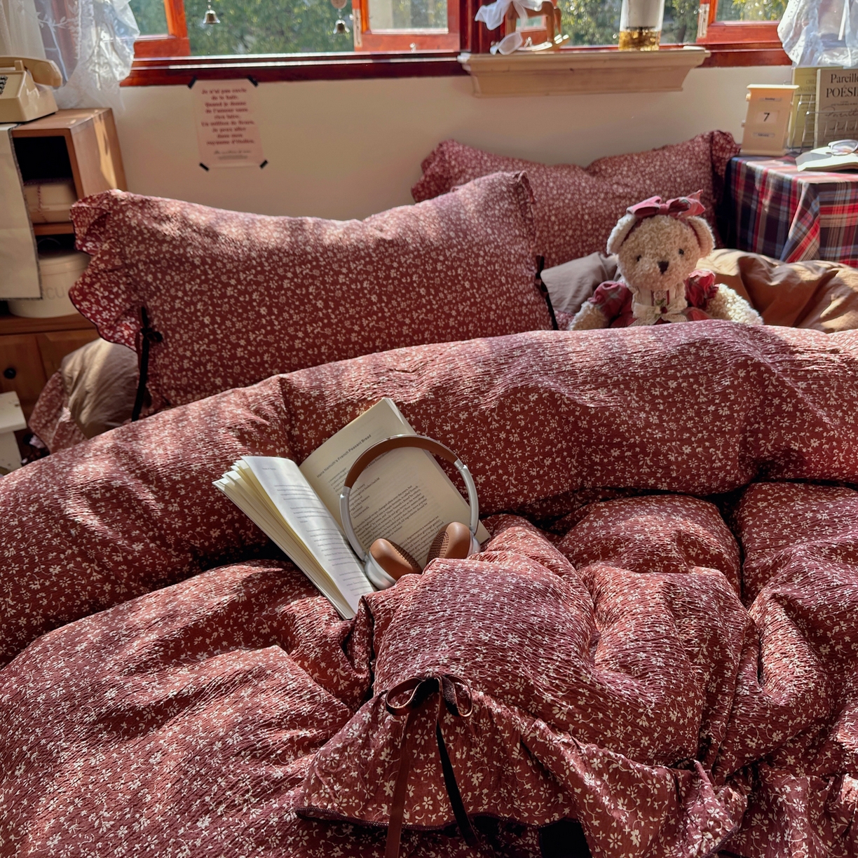 91家纺网 家纺一手货源 找家纺 阿曼达 2026新款日韩系复古印花小碎花花边蝴蝶结系列四件套 复古蝴蝶结-林间序-红