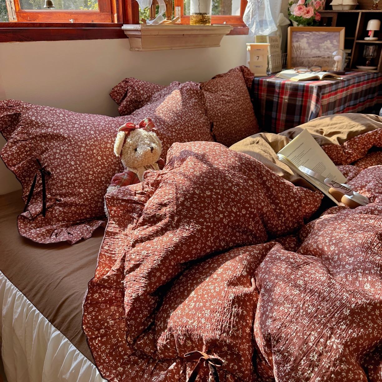 91家纺网 家纺一手货源 找家纺 阿曼达 2026新款日韩系复古印花小碎花花边蝴蝶结系列四件套 复古蝴蝶结-林间序-红