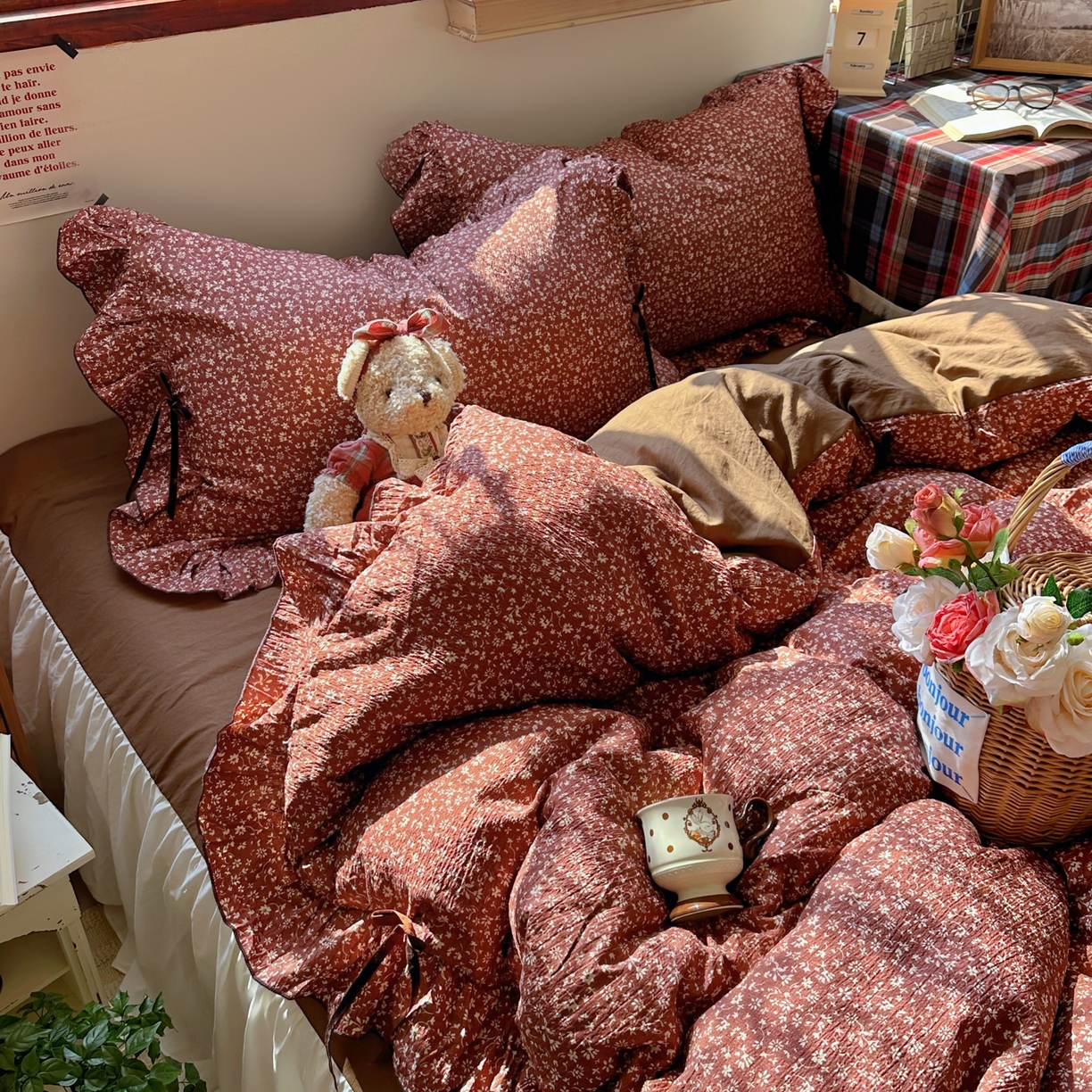 91家纺网 家纺一手货源 找家纺 阿曼达 2026新款日韩系复古印花小碎花花边蝴蝶结系列四件套 复古蝴蝶结-林间序-红