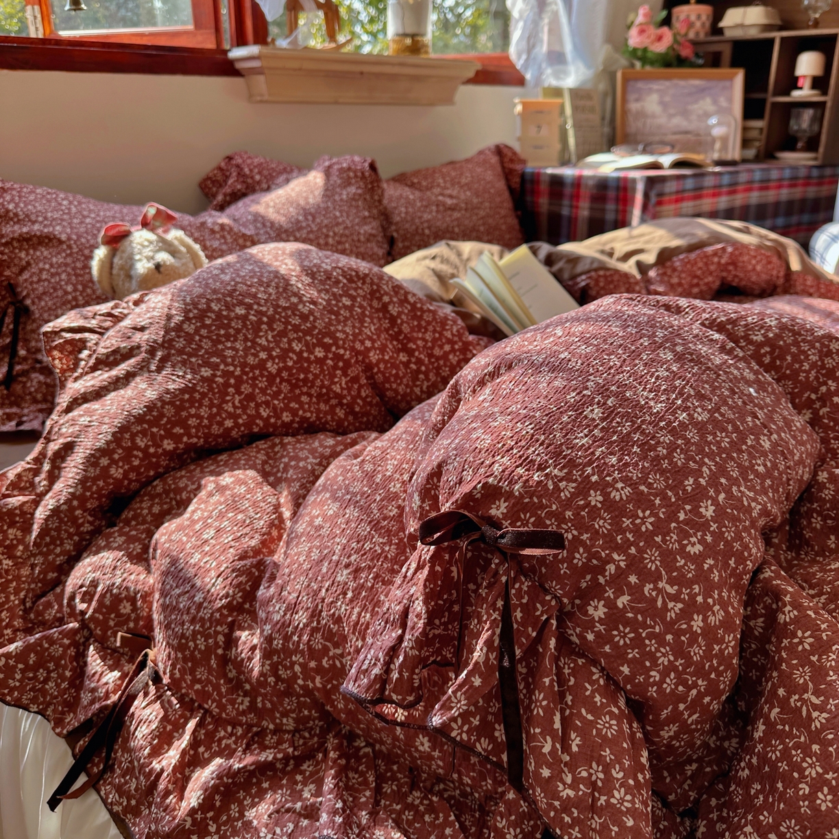 91家纺网 家纺一手货源 找家纺 阿曼达 2026新款日韩系复古印花小碎花花边蝴蝶结系列四件套 复古蝴蝶结-林间序-红